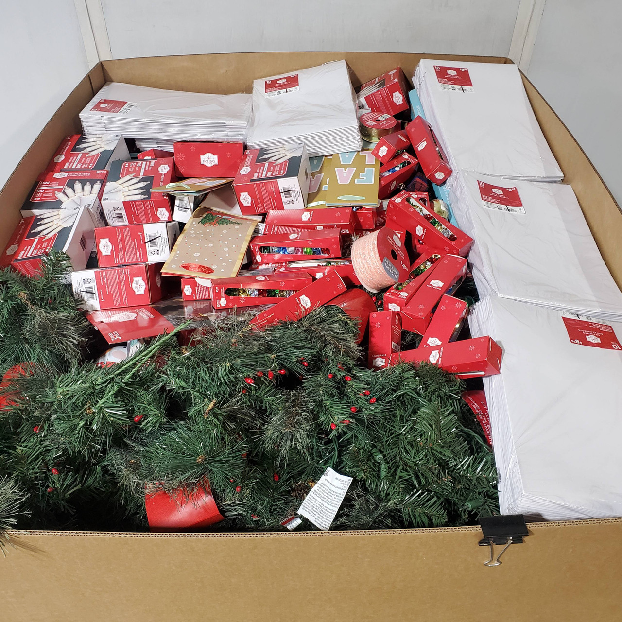 914 units of Christmas & More - MSRP $4,522 - Returns (Lot # 964101)