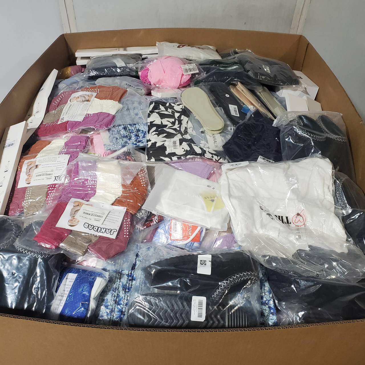 794 units of Clothing & Accessories - MSRP $15,800 - Returns (Lot # 939324)