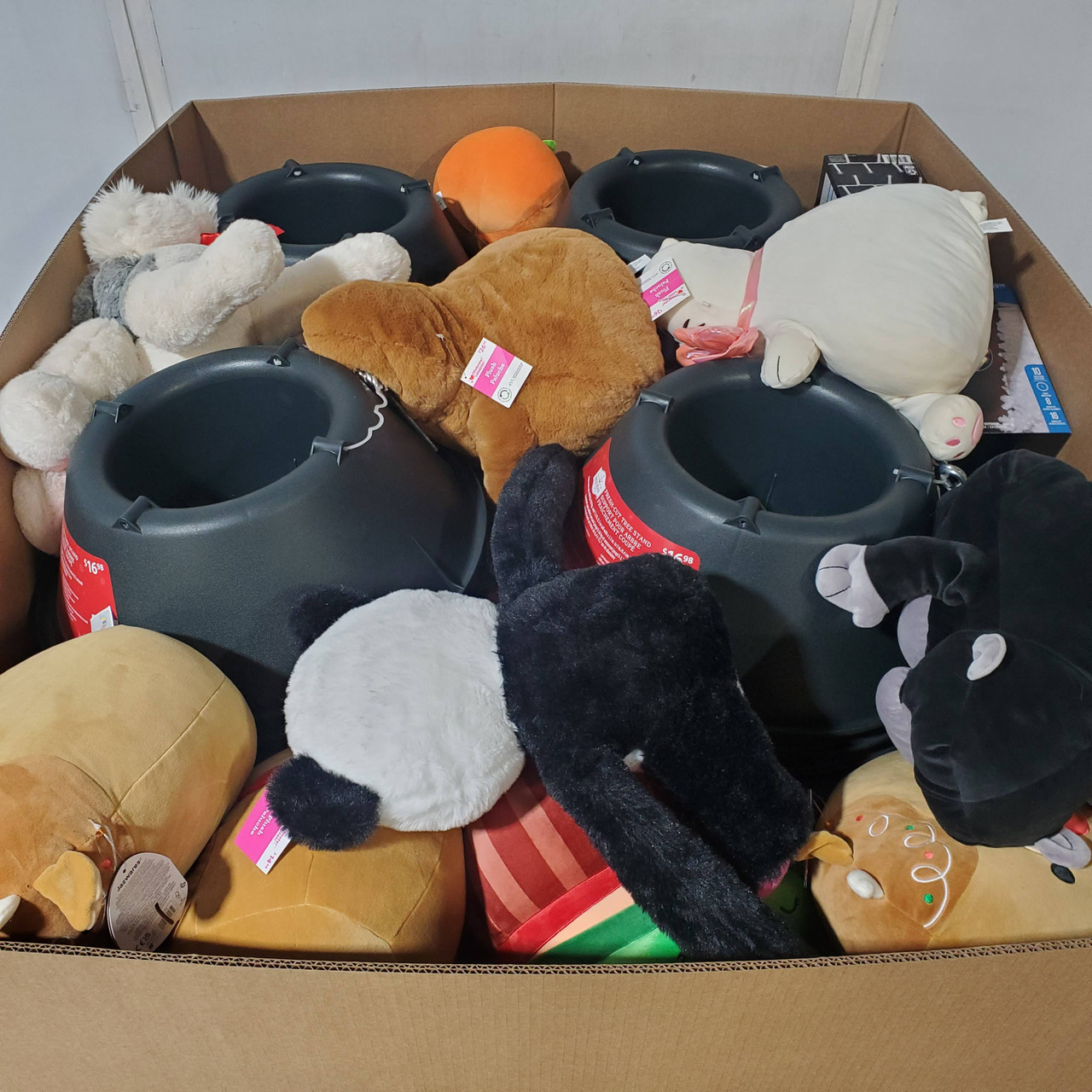 1046 units of Christmas & More - MSRP $5,939 - Returns (Lot # 963914)