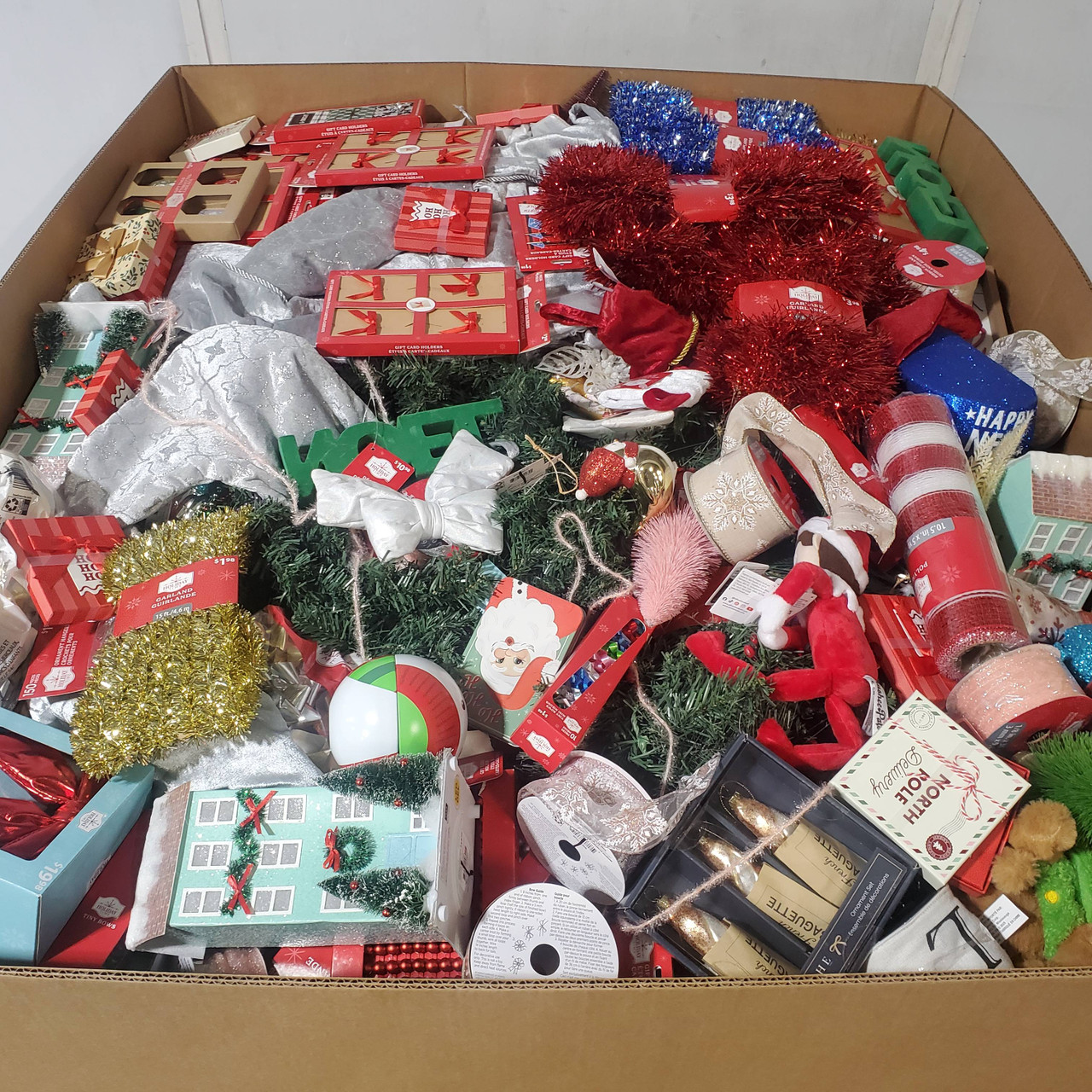 941 units of Christmas & More - MSRP $4,782 - Returns (Lot # 965203)