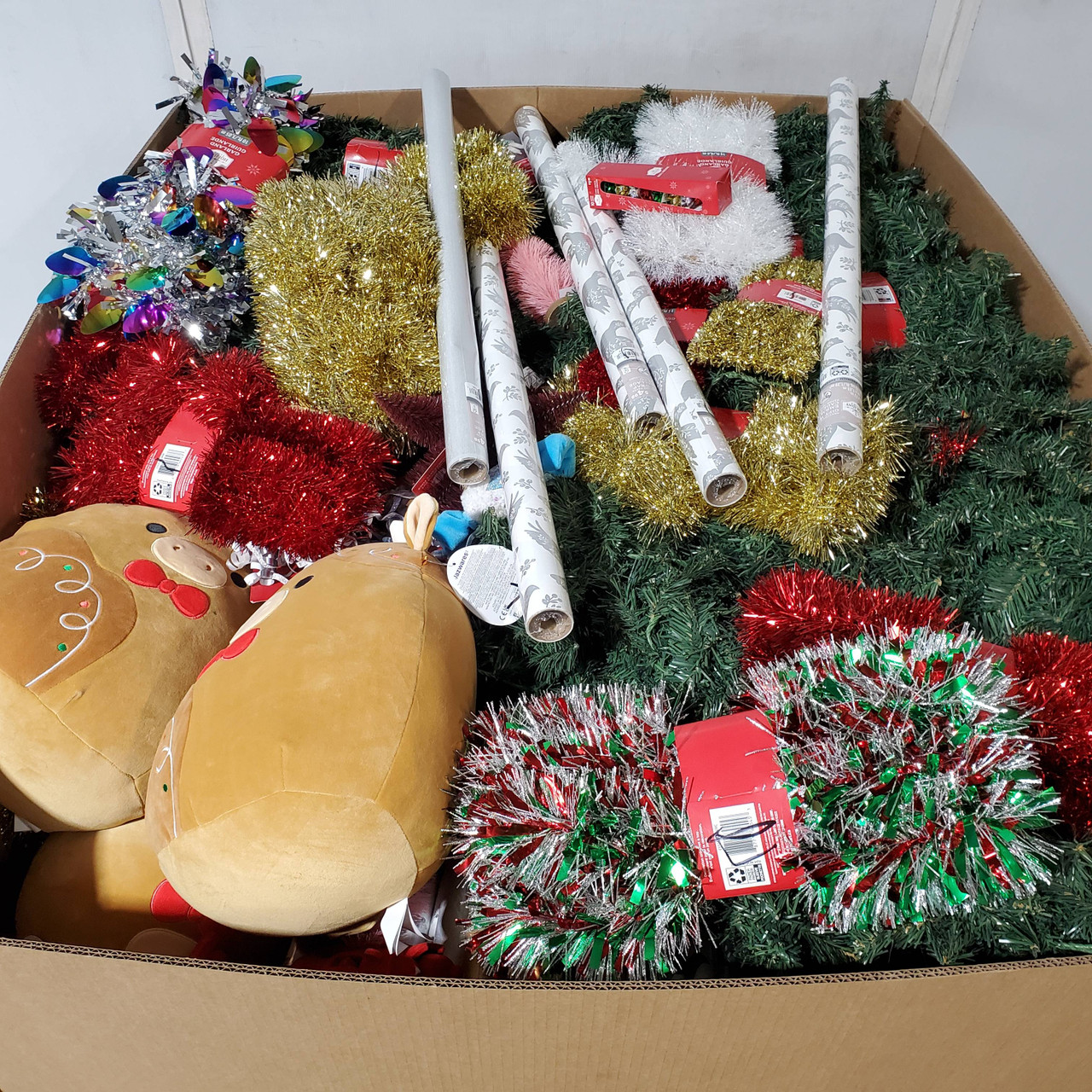 865 units of Christmas & More - MSRP $3,734 - Returns (Lot # 965220)