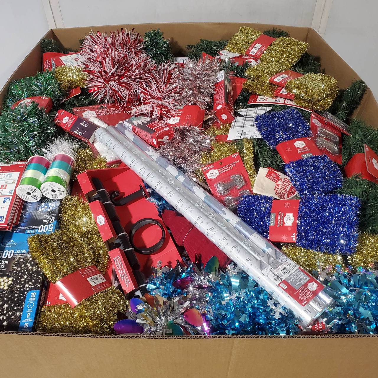 814 units of Christmas & More - MSRP $4,879 - Returns (Lot # 965308)