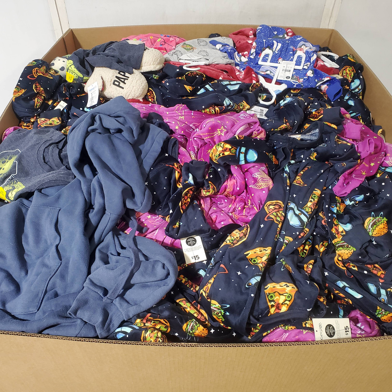 798 units of Clothing & Accessories - MSRP $11,021 - Returns (Lot # 965320)