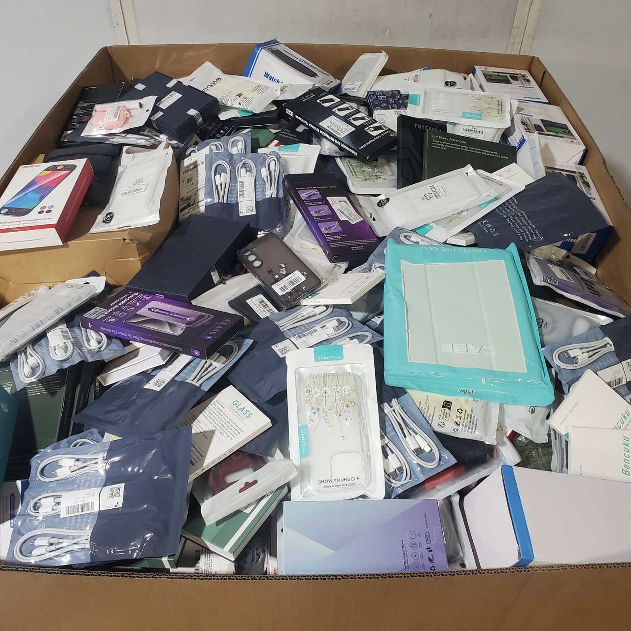 1250 units of Electronic Accessories - MSRP $19,954 - Returns (Lot # 939327)