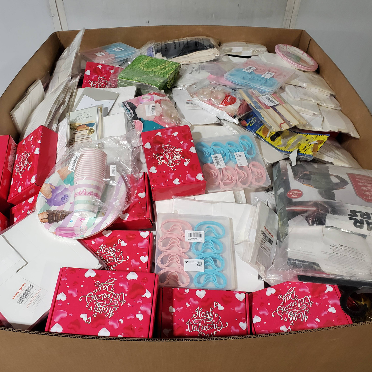 851 units of Holidays & Party - MSRP $11,254 - Returns (Lot # 933743)