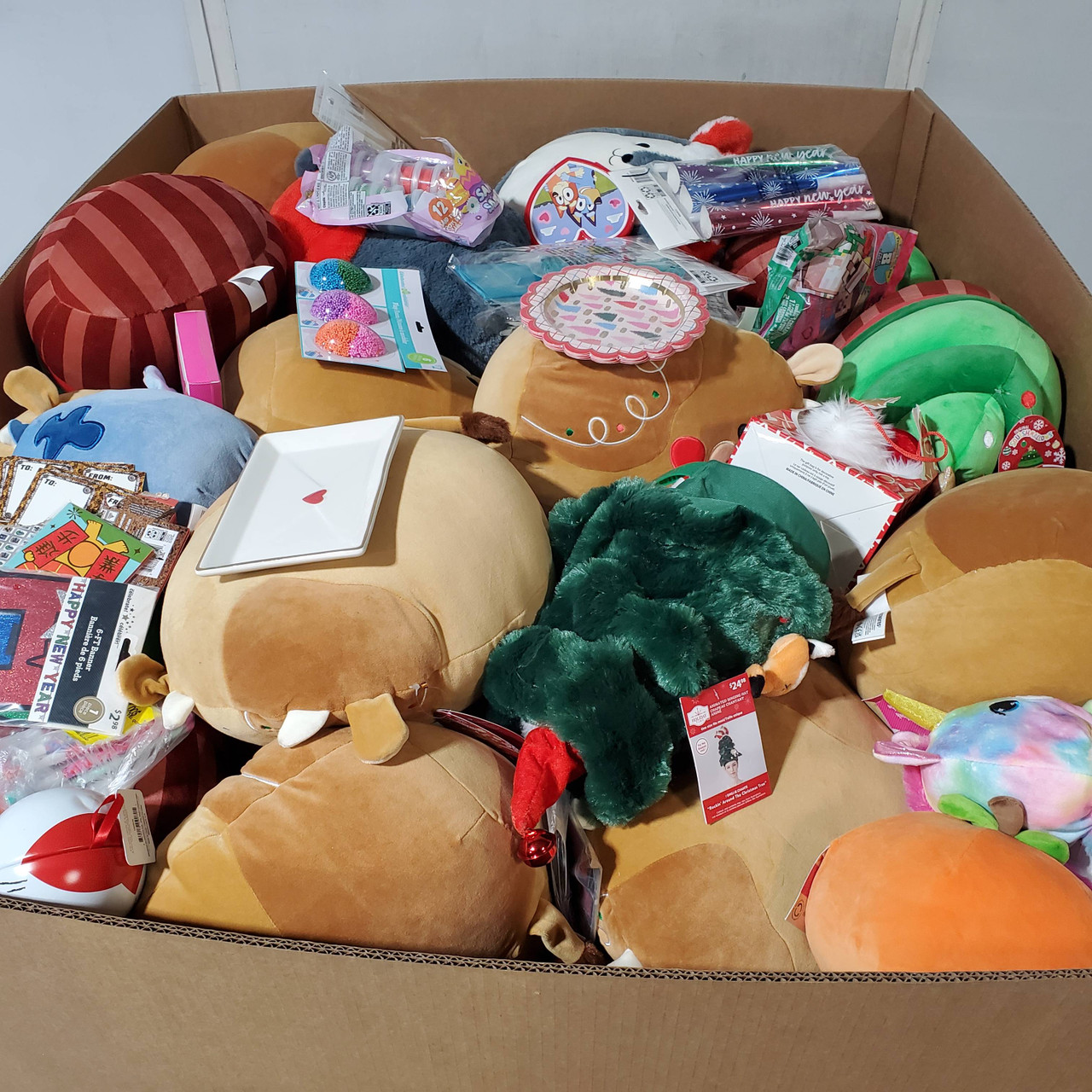 525 units of Holidays & Party - MSRP $3,035 - Returns (Lot # 963216)