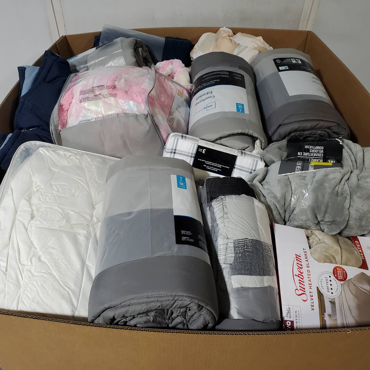 62 units of Bedding - MSRP $2,060 - Returns (Lot # 965410)