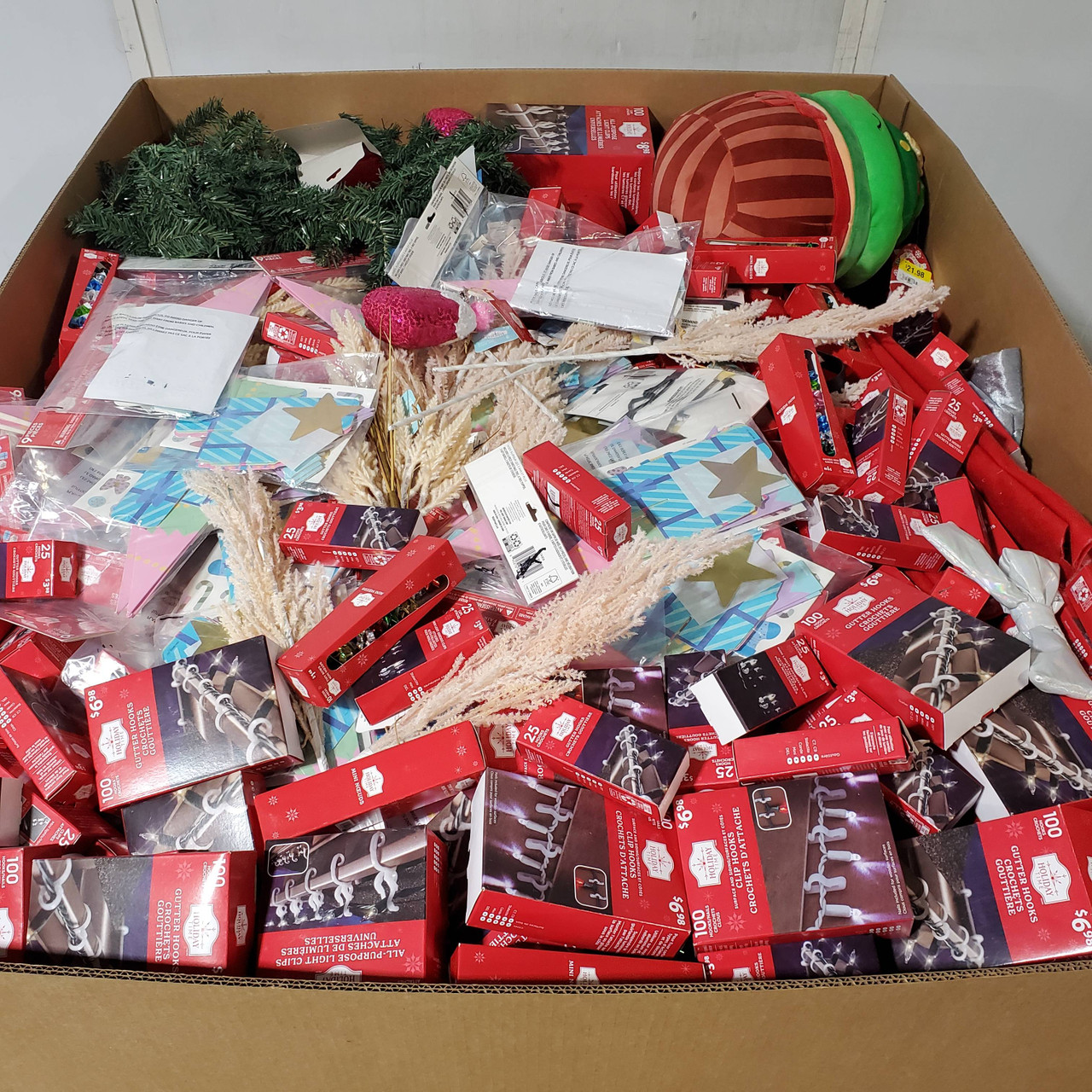 1525 units of Christmas & More - MSRP $5,697 - Returns (Lot # 965510)