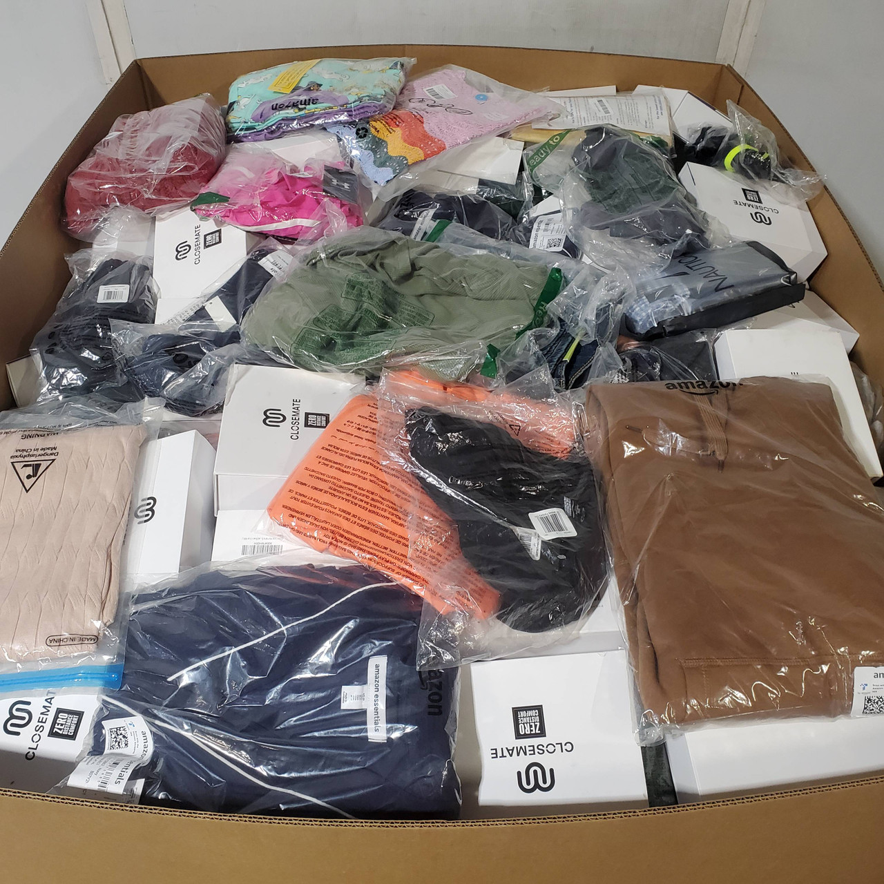 533 units of Clothing & Accessories - MSRP $13,536 - Returns (Lot # 933230)