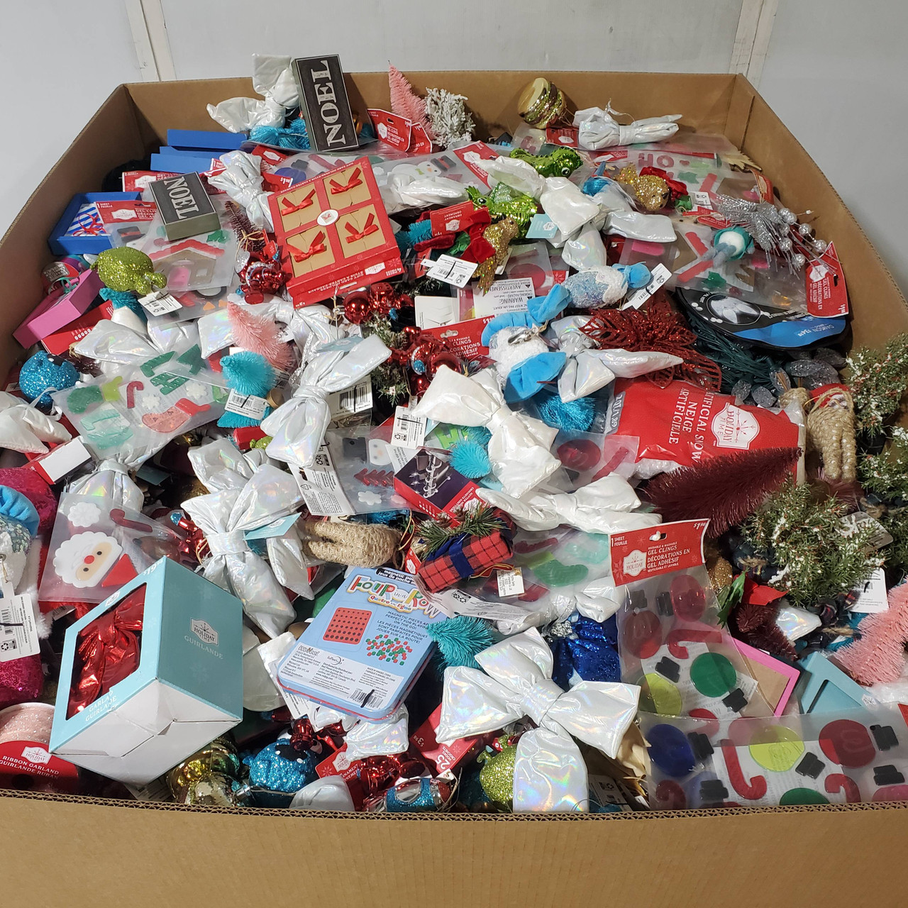 1773 units of Christmas & More - MSRP $6,207 - Returns (Lot # 965711)