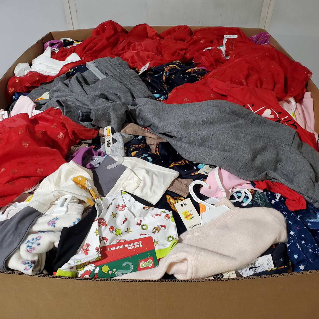 868 units of Clothing & Accessories - MSRP $10,475 - Returns (Lot # 966511)