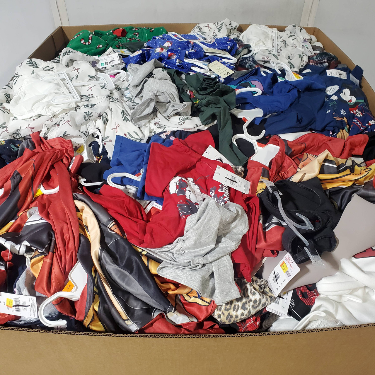 748 units of Clothing & Accessories - MSRP $11,299 - Returns (Lot # 966707)