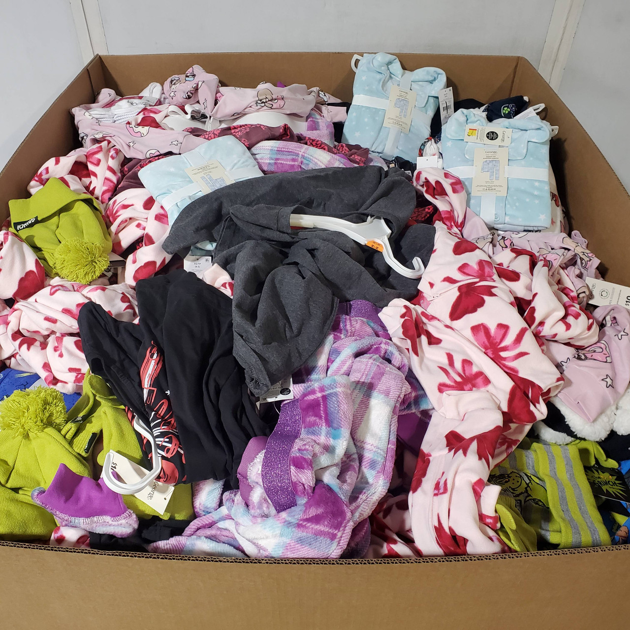 845 units of Clothing & Accessories - MSRP $12,980 - Returns (Lot # 966718)