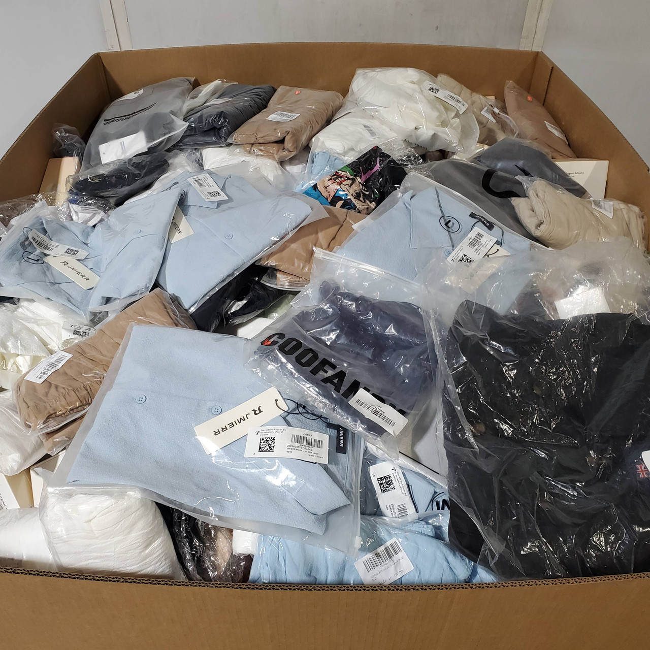 644 units of Clothing & Accessories - MSRP $17,435 - Returns (Lot # 924207)