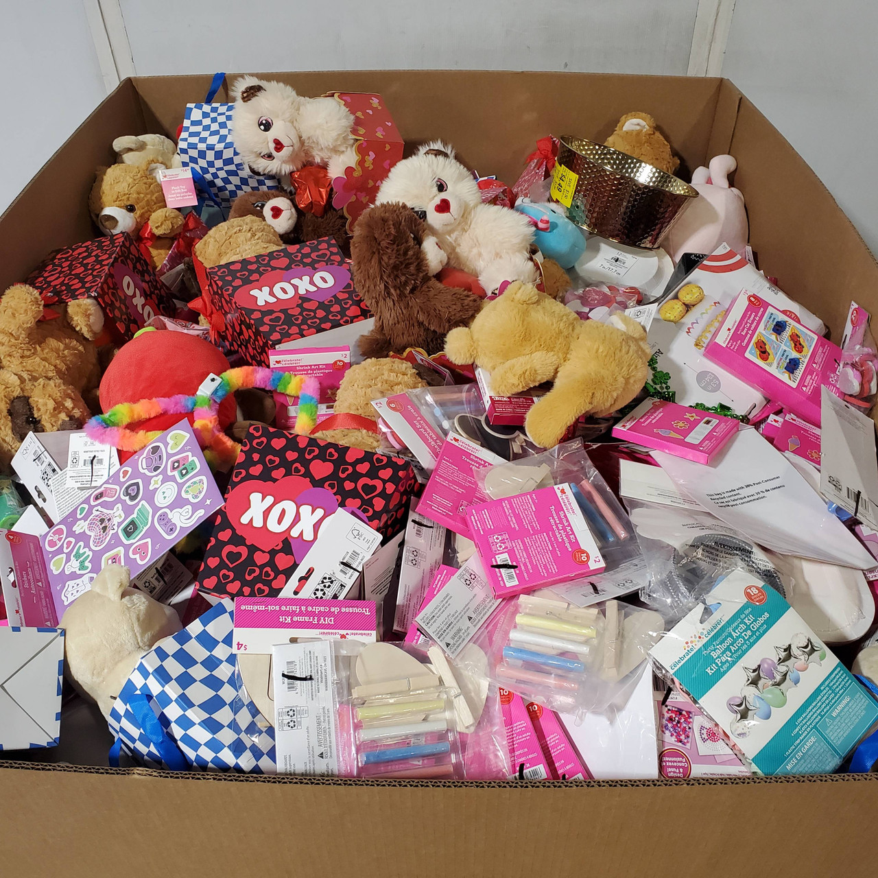 724 units of Holidays & Party - MSRP $3,454 - Returns (Lot # 966510)