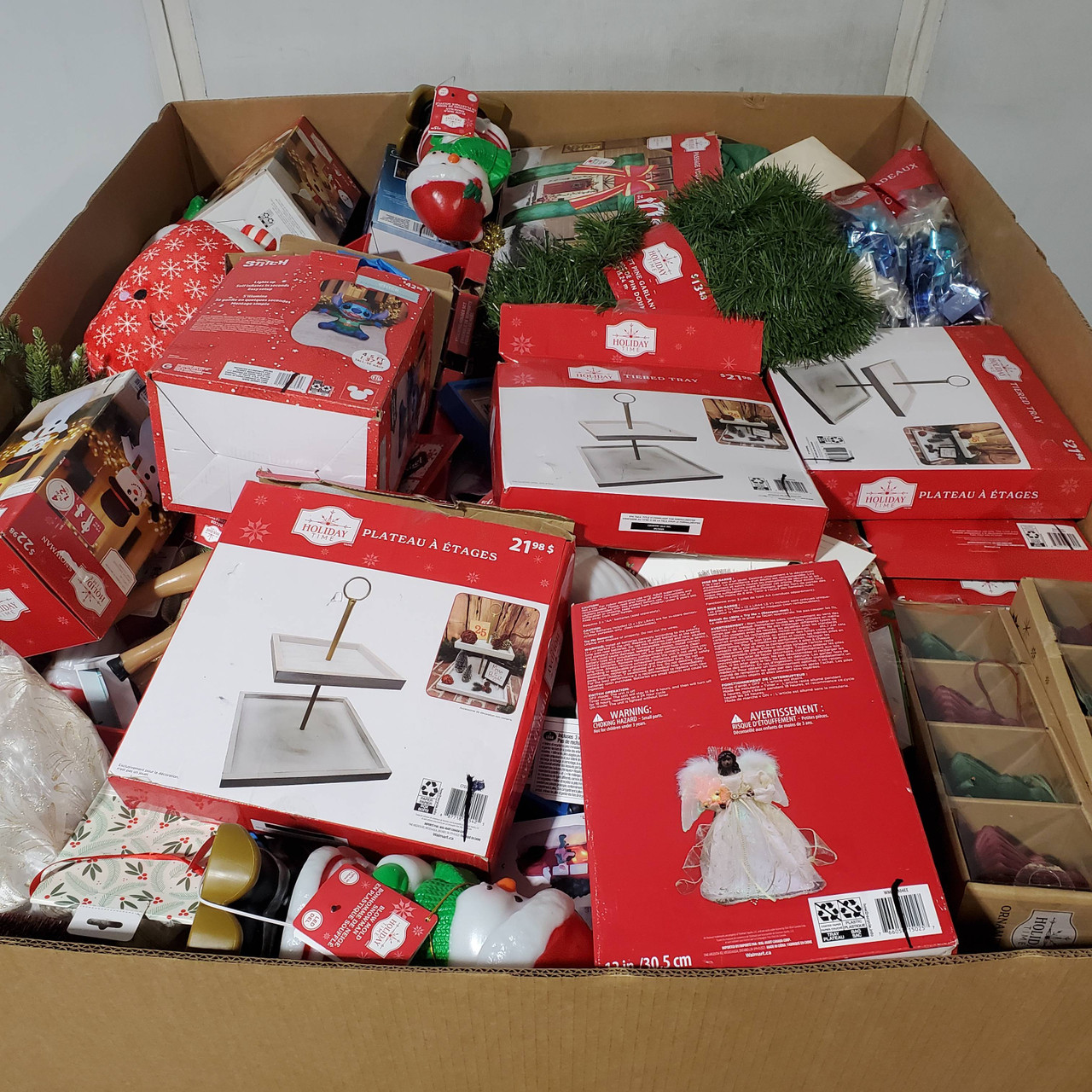 853 units of Christmas - MSRP $4,758 - Returns (Lot # 966904)