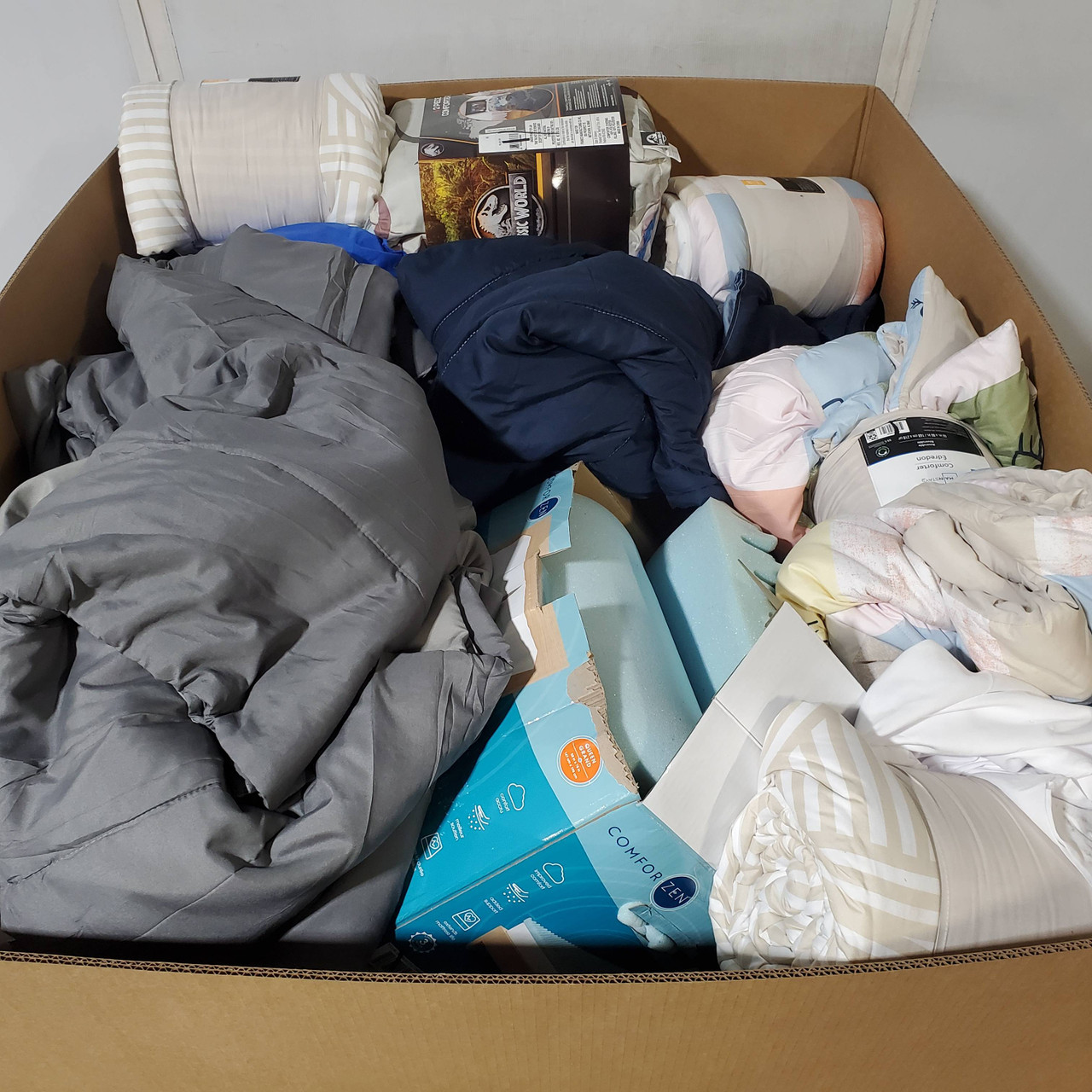 49 units of Bedding - MSRP $1,601 - Returns (Lot # 967005)