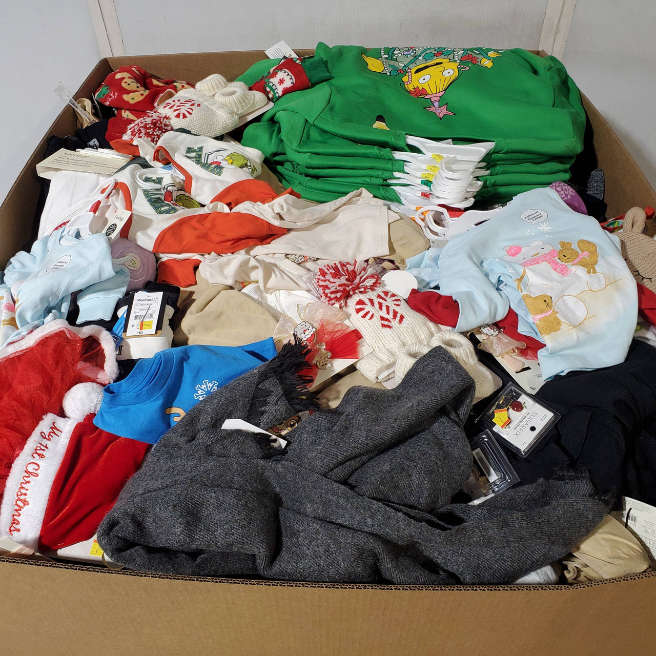 1022 units of Clothing & Accessories - MSRP $13,138 - Returns (Lot # 967010)