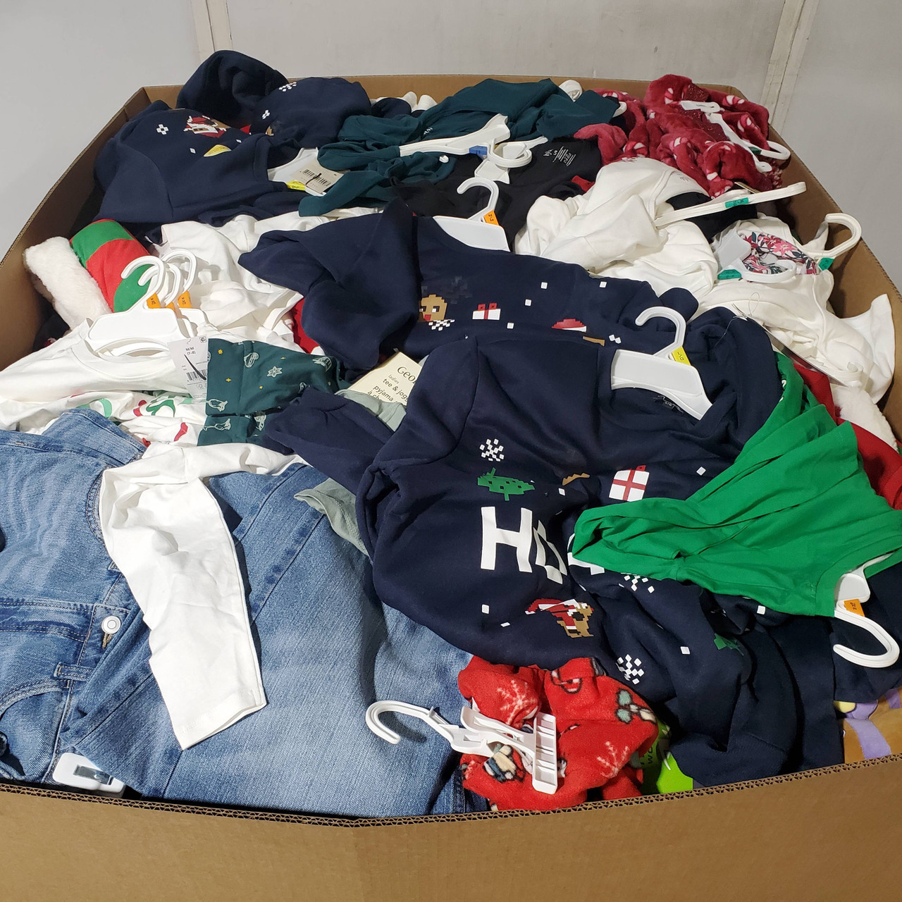 593 units of Clothing & Accessories - MSRP $9,103 - Returns (Lot # 967725)