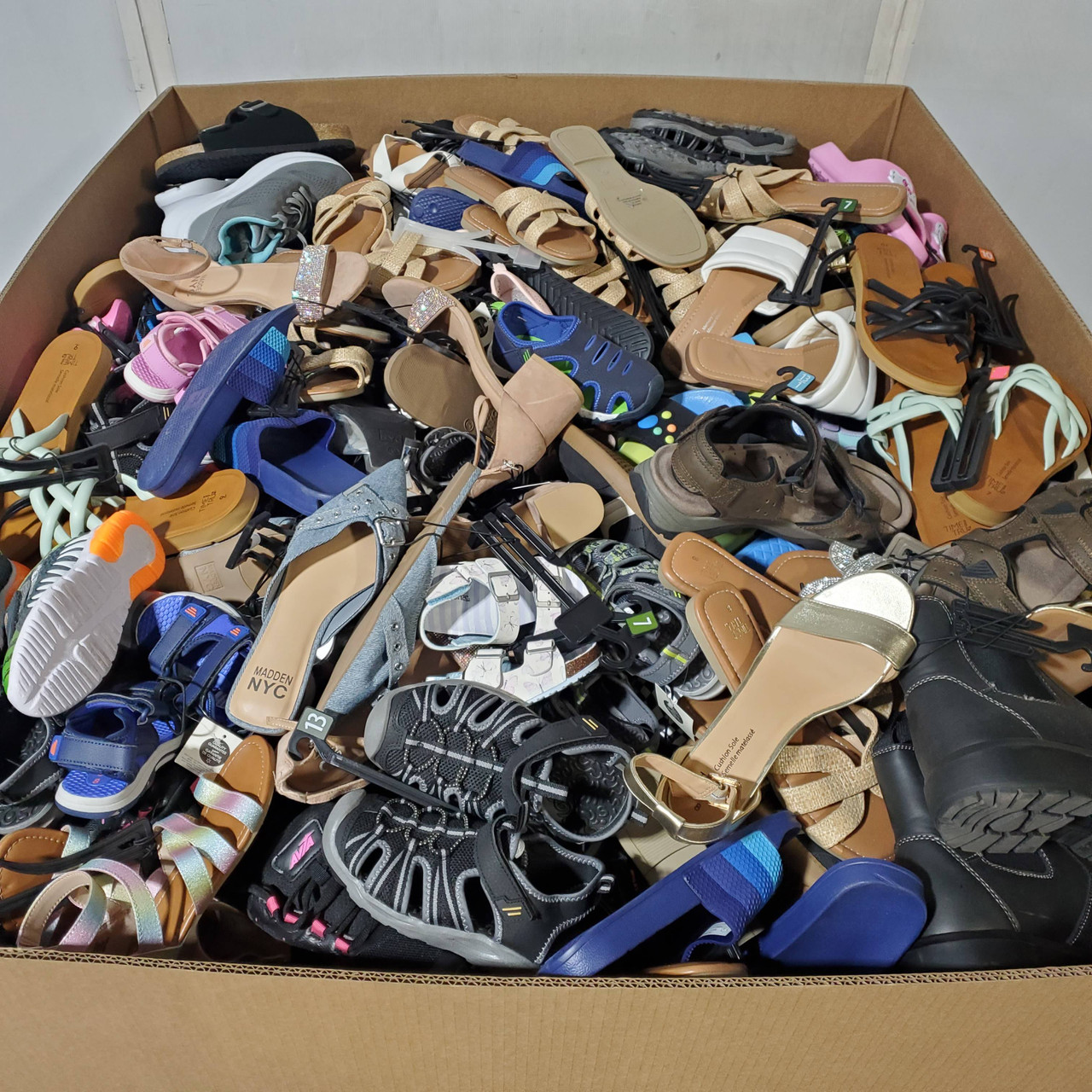 300 units of Shoes (pair) - MSRP $6,062 - Returns (Lot # 965703)