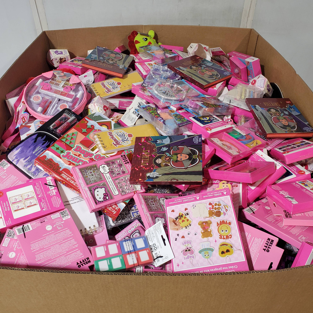 1127 units of Holidays & Party - MSRP $4,862 - Returns (Lot # 967905)