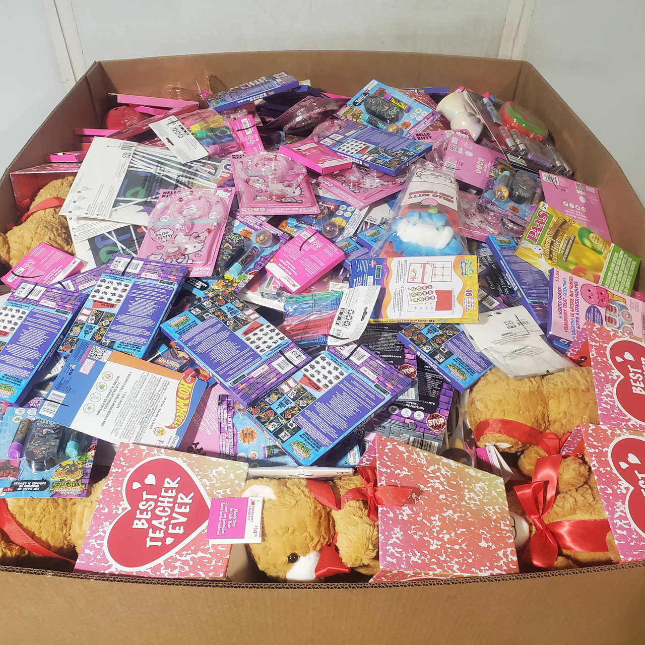 1472 units of Holidays & Party - MSRP $6,176 - Returns (Lot # 968603)