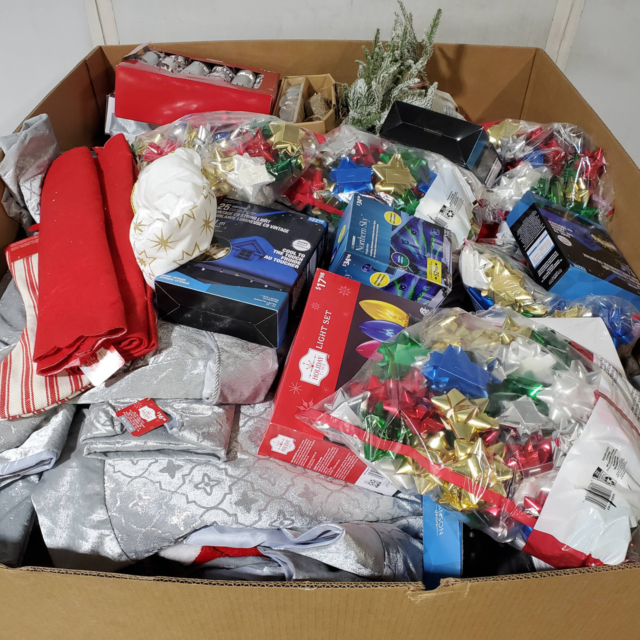 1029 units of Christmas - MSRP $4,117 - Returns (Lot # 969301)