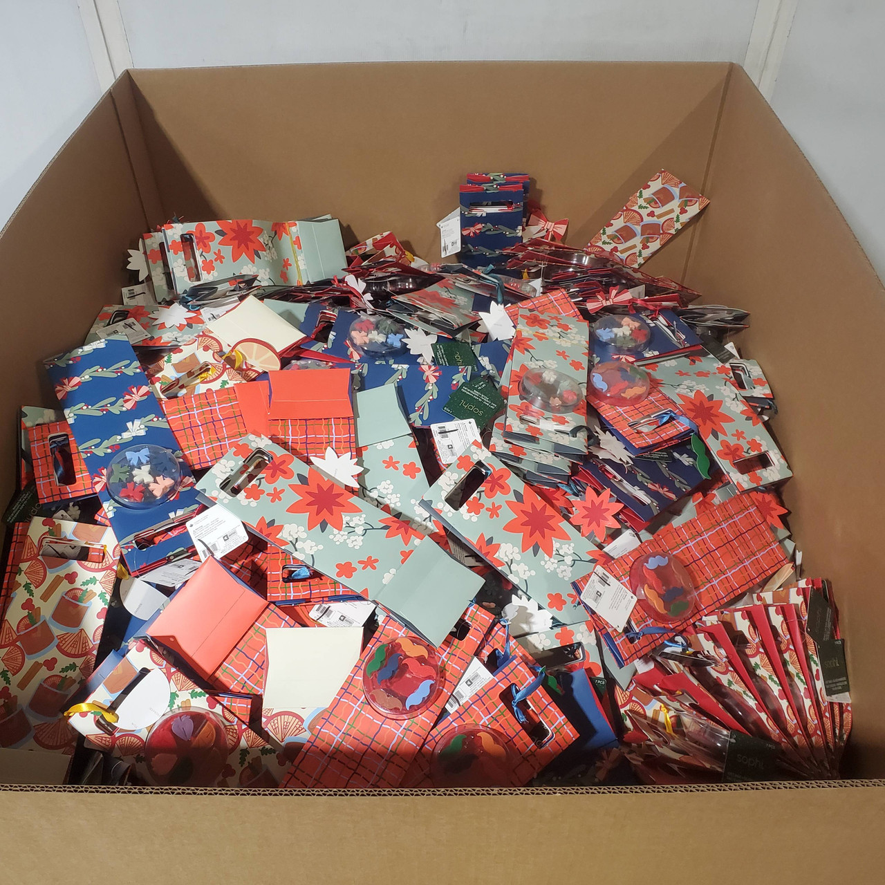 845 units of Sophi Gift Bag + Glass Markers 7pcs Kits - MSRP $4,217 - Like New (Lot # 968917)