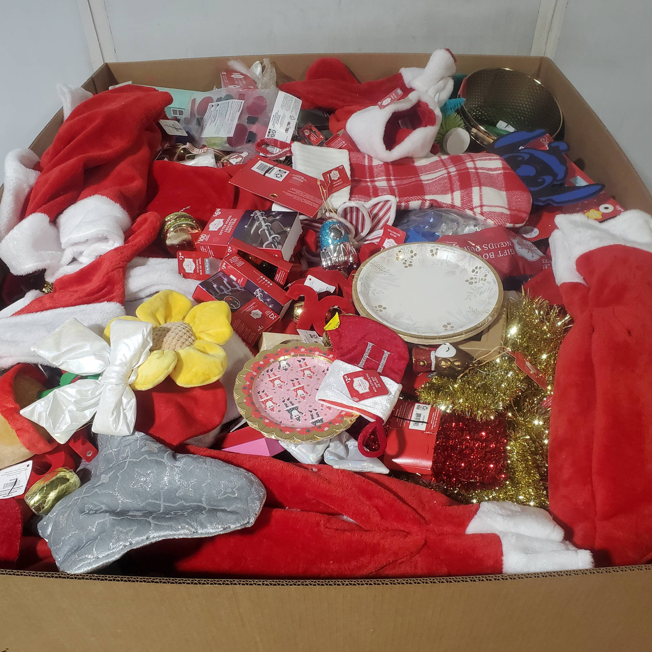 1194 units of Christmas - MSRP $5,640 - Returns (Lot # 969408)