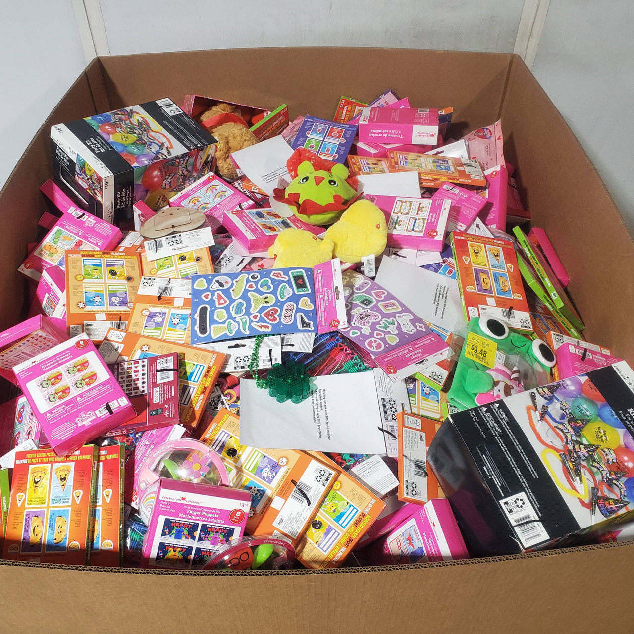 923 units of Holidays & Party - MSRP $5,110 - Returns (Lot # 969406)