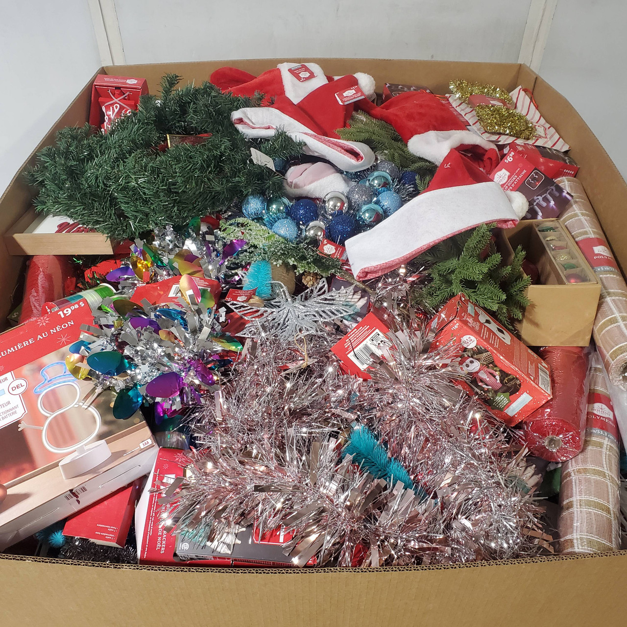 1360 units of Christmas - MSRP $5,778 - Returns (Lot # 970015)