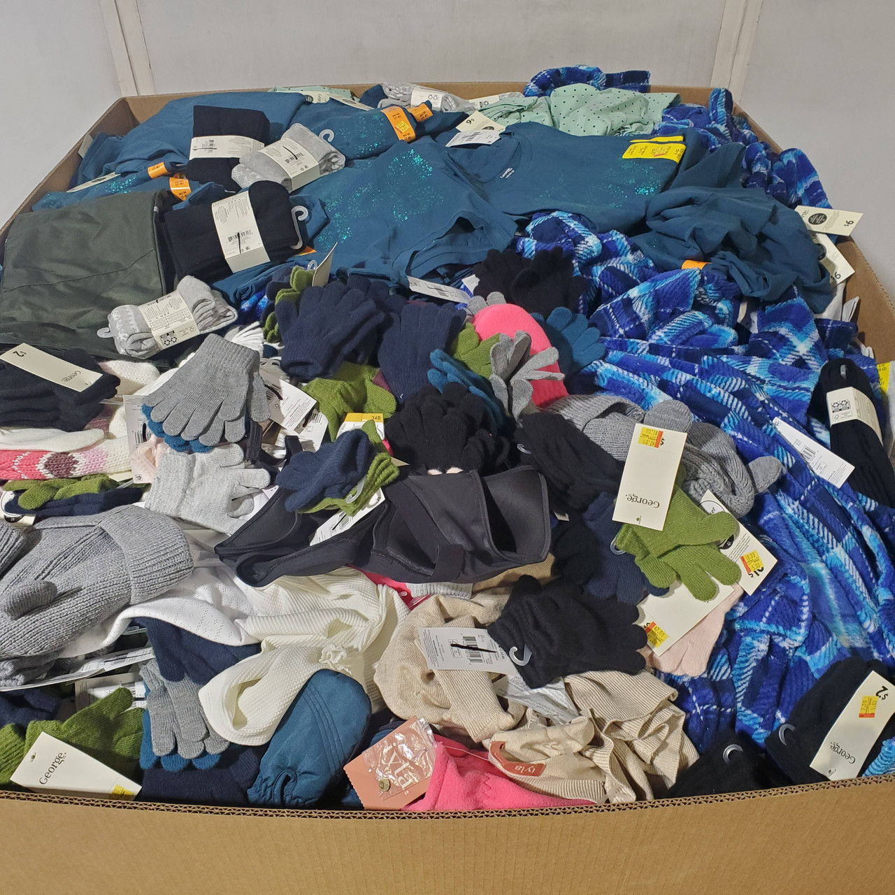 1048 units of Clothing & Accessories - MSRP $10,212 - Returns (Lot # 970704)