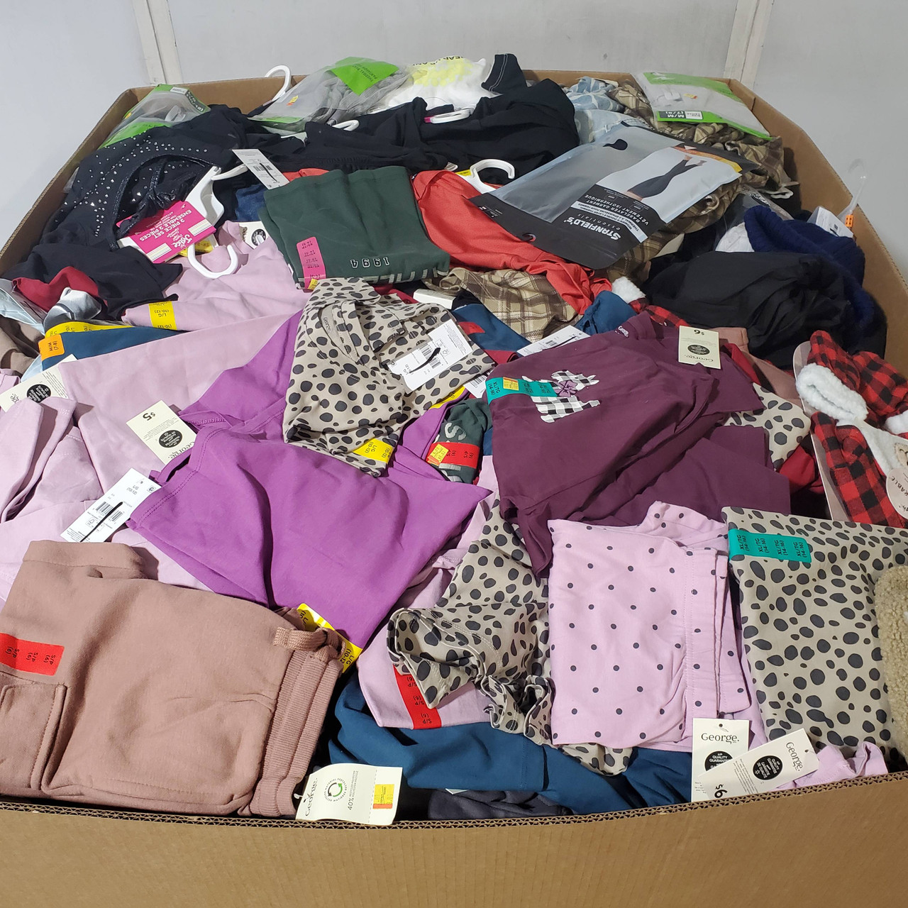 920 units of Clothing & Accessories - MSRP $11,121 - Returns (Lot # 970706)