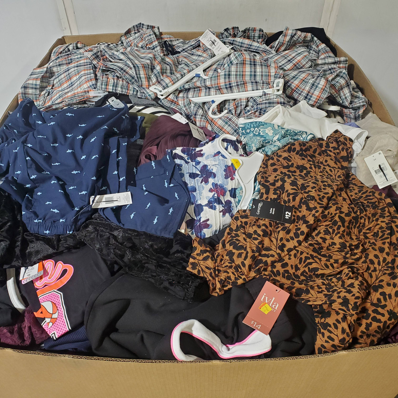 843 units of Clothing & Accessories - MSRP $10,324 - Returns (Lot # 970708)