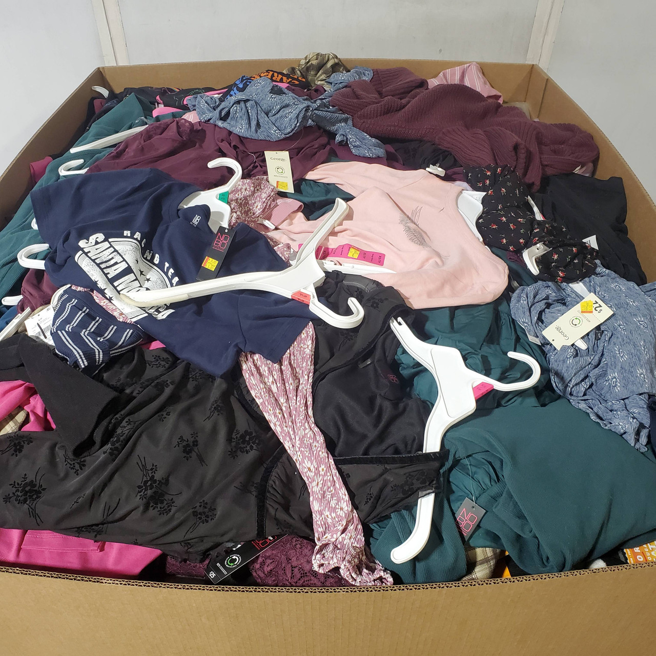 821 units of Clothing & Accessories - MSRP $10,309 - Returns (Lot # 970102)