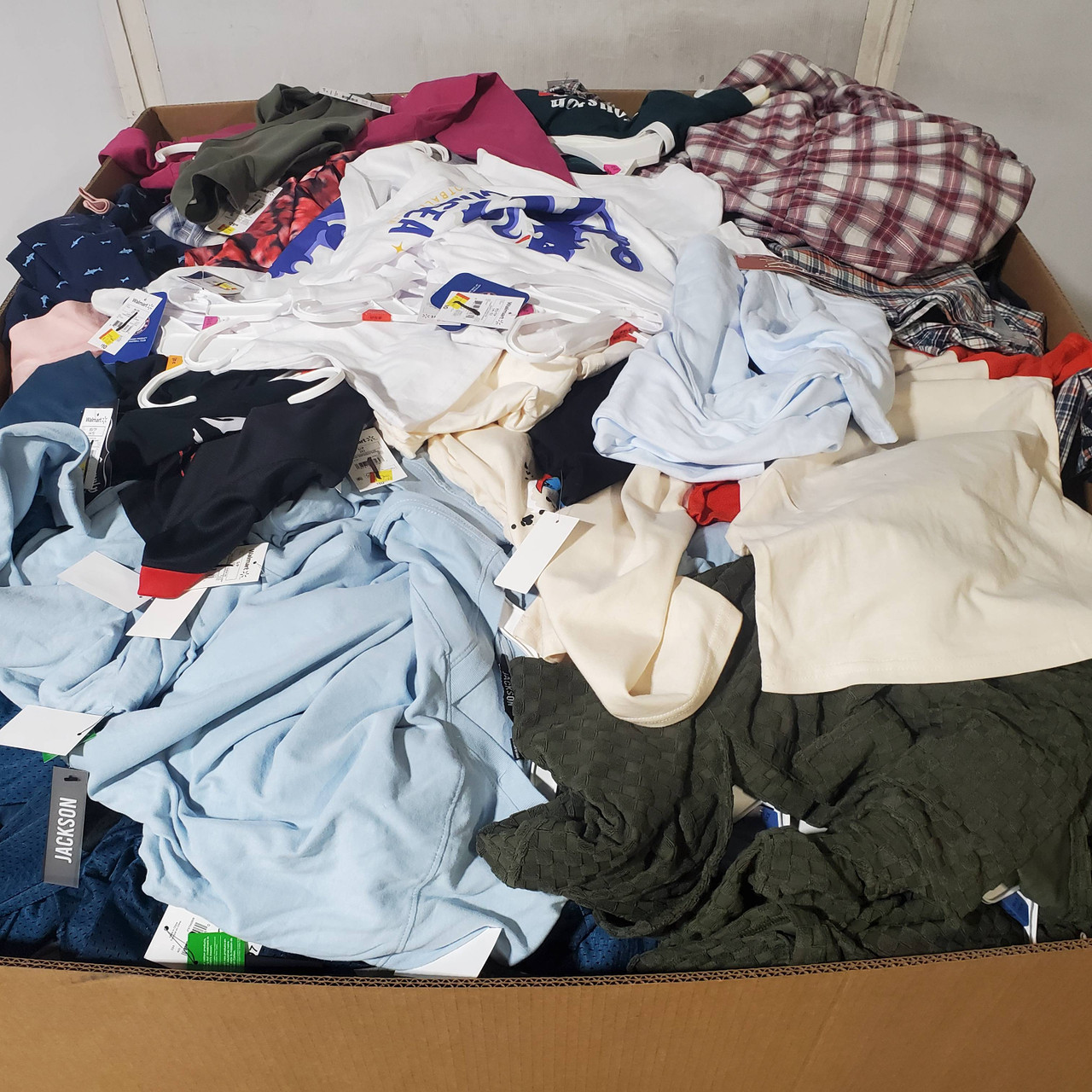 725 units of Clothing & Accessories - MSRP $9,103 - Returns (Lot # 970714)