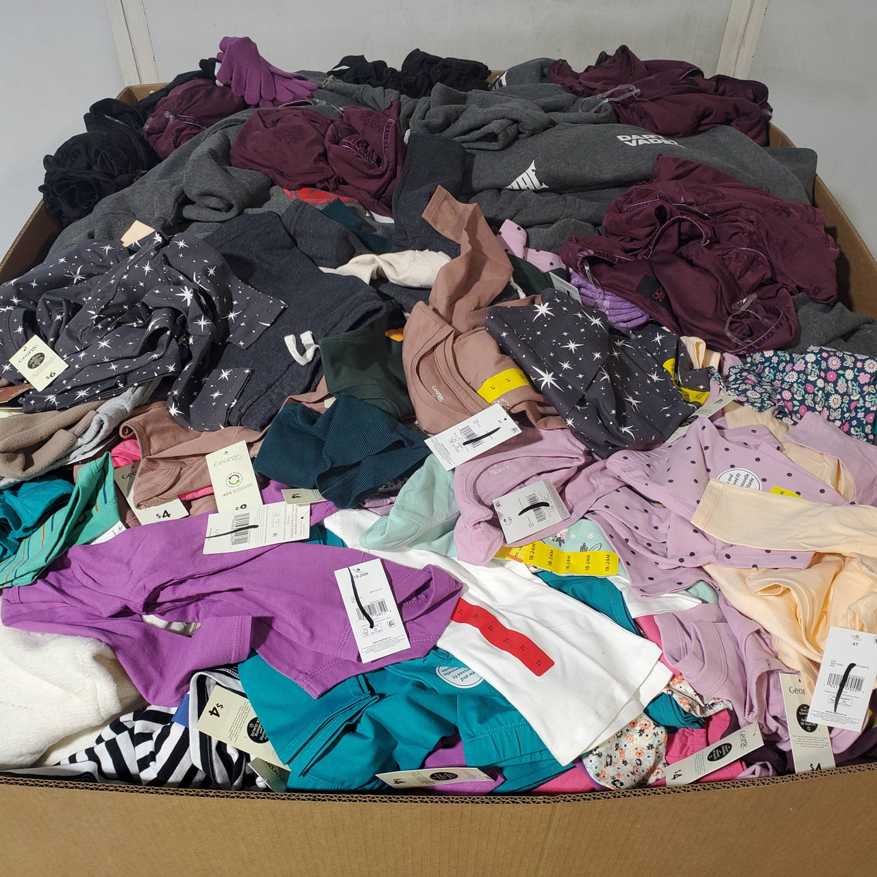 1051 units of Clothing & Accessories - MSRP $10,670 - Returns (Lot # 970910)