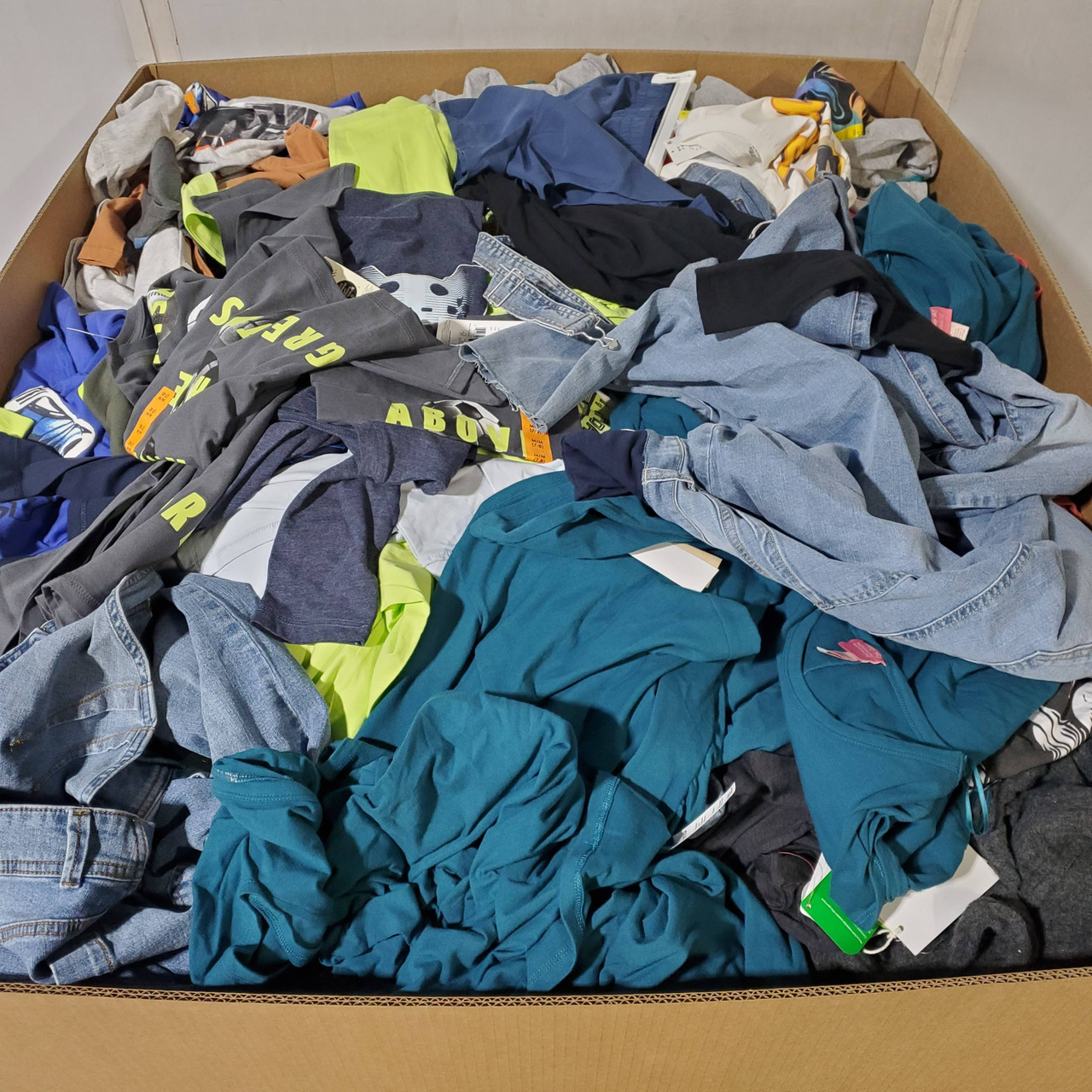 597 units of Clothing & Accessories - MSRP $8,978 - Returns (Lot # 971011)