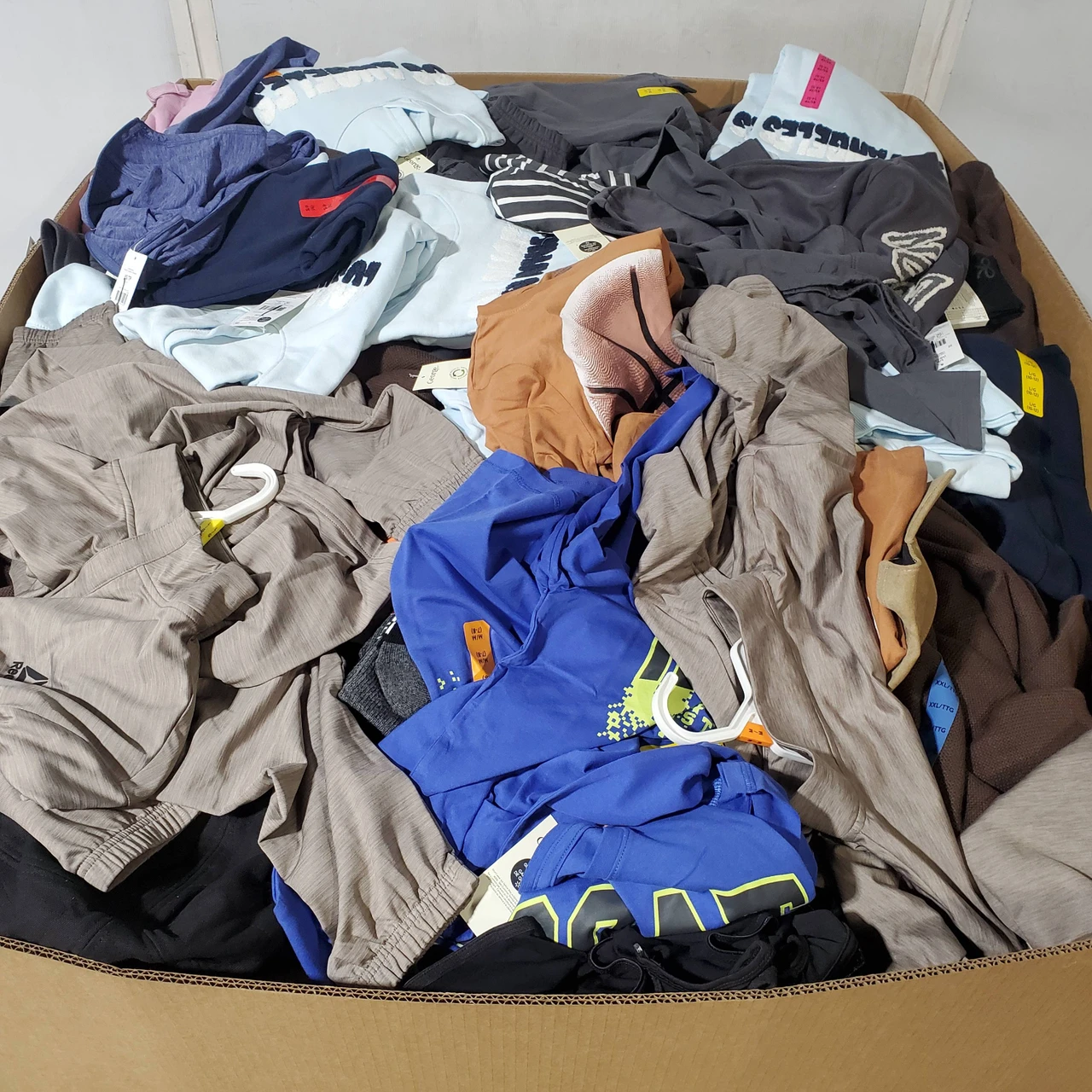 795 units of Clothing & Accessories - MSRP $10,059 - Returns (Lot # 971119)