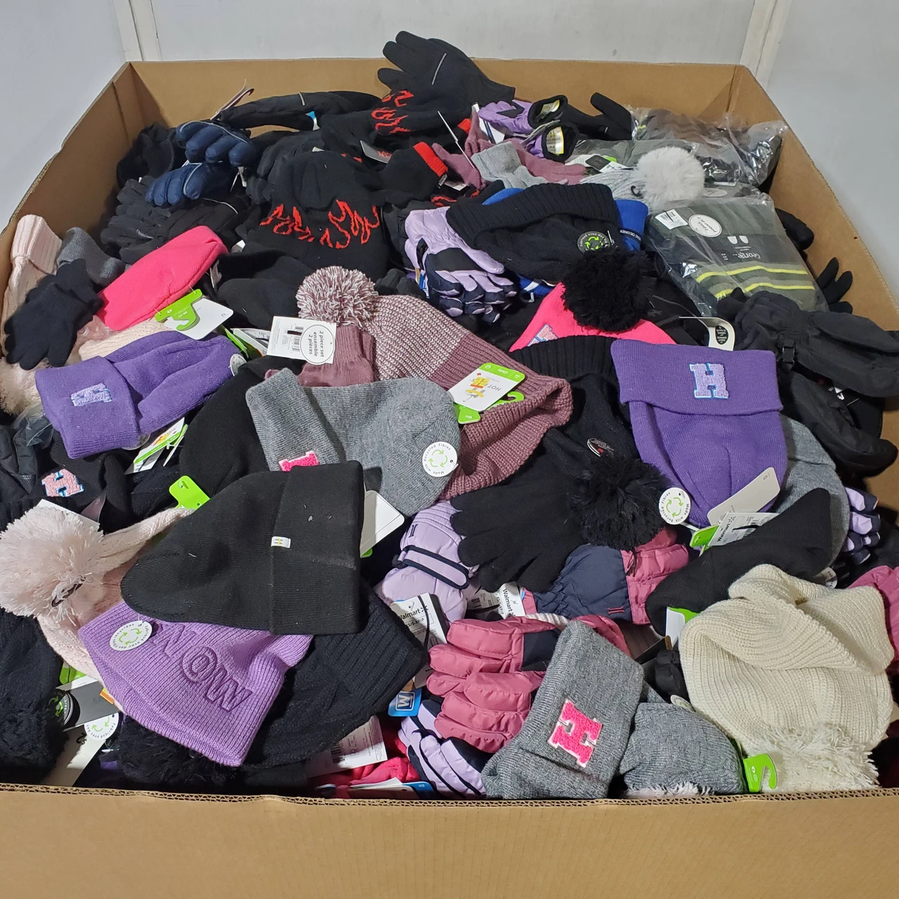 1320 units of Winter Accessories - MSRP $9,641 - Returns (Lot # 971209)