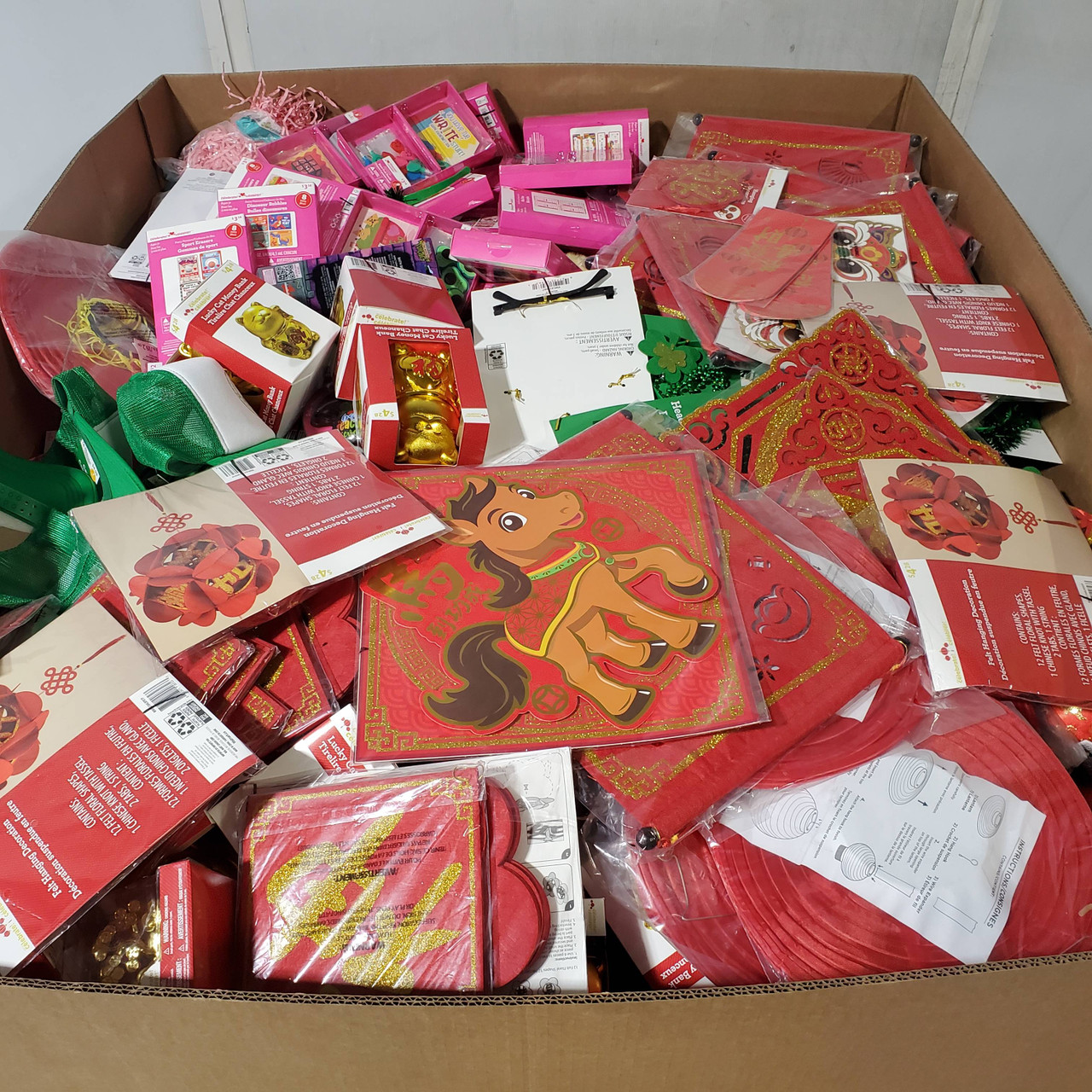 986 units of Holidays & Party - MSRP $5,979 - Returns (Lot # 969910)