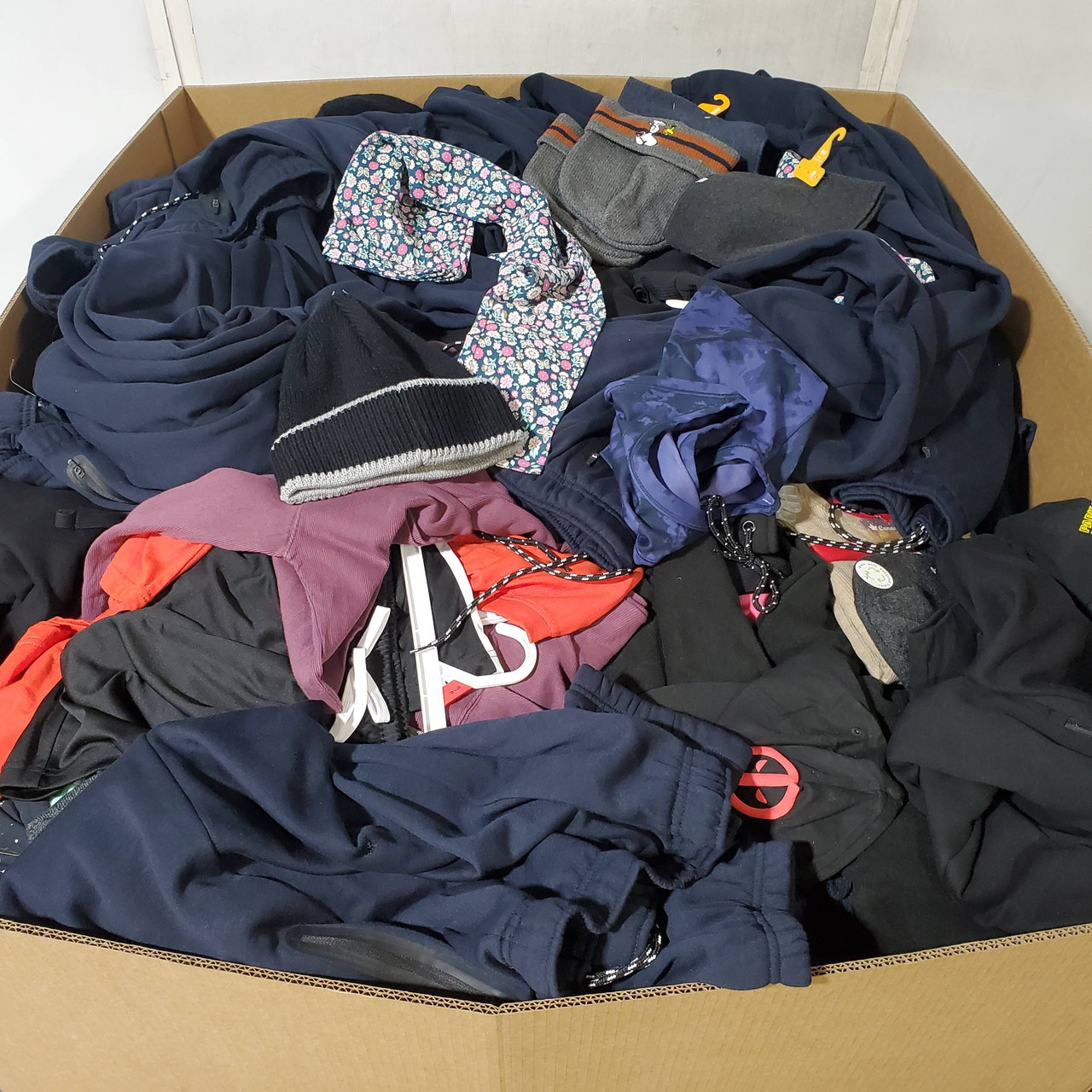 1122 units of Clothing & Accessories - MSRP $11,226 - Returns (Lot # 971202)