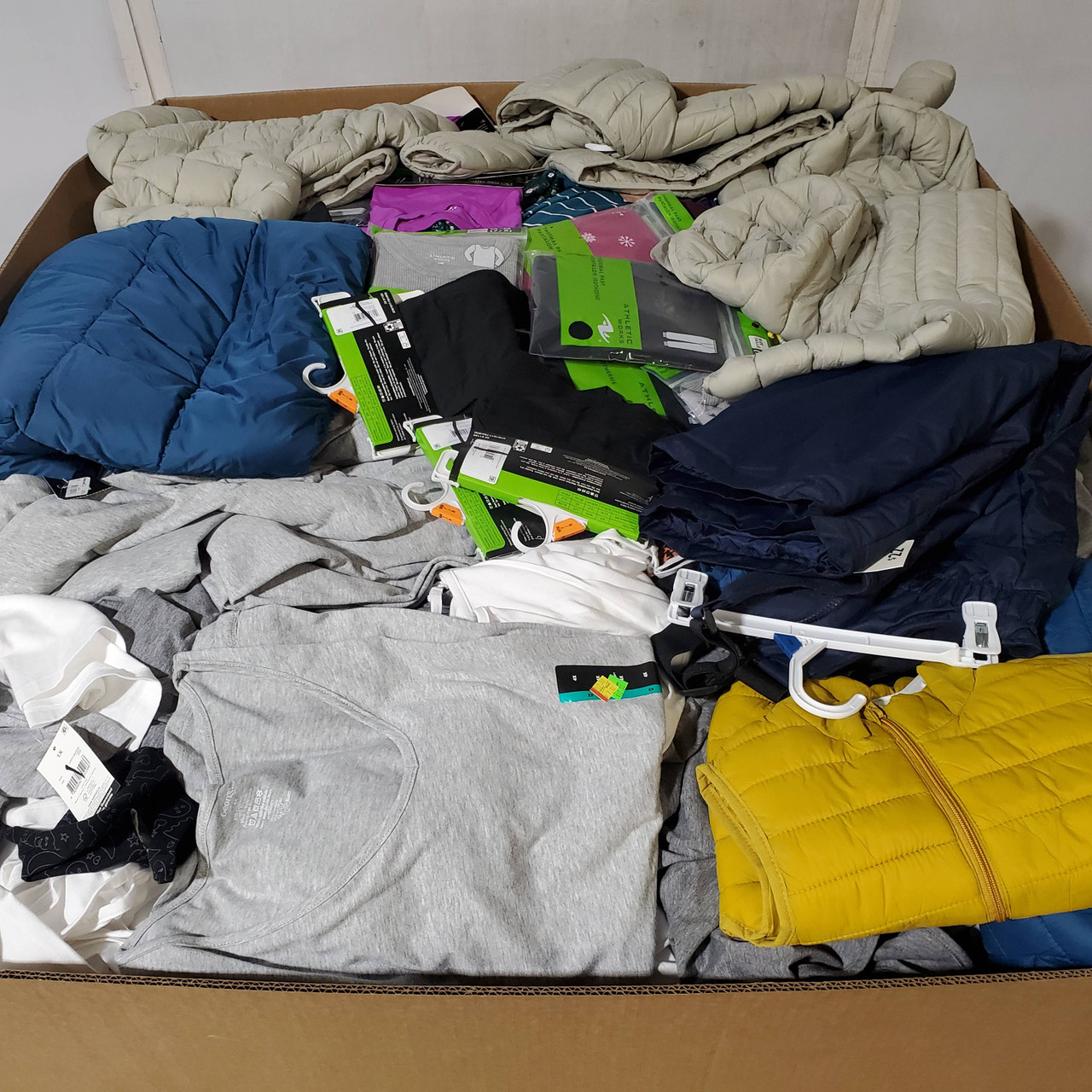 887 units of Clothing & Accessories - MSRP $9,463 - Returns (Lot # 971402)