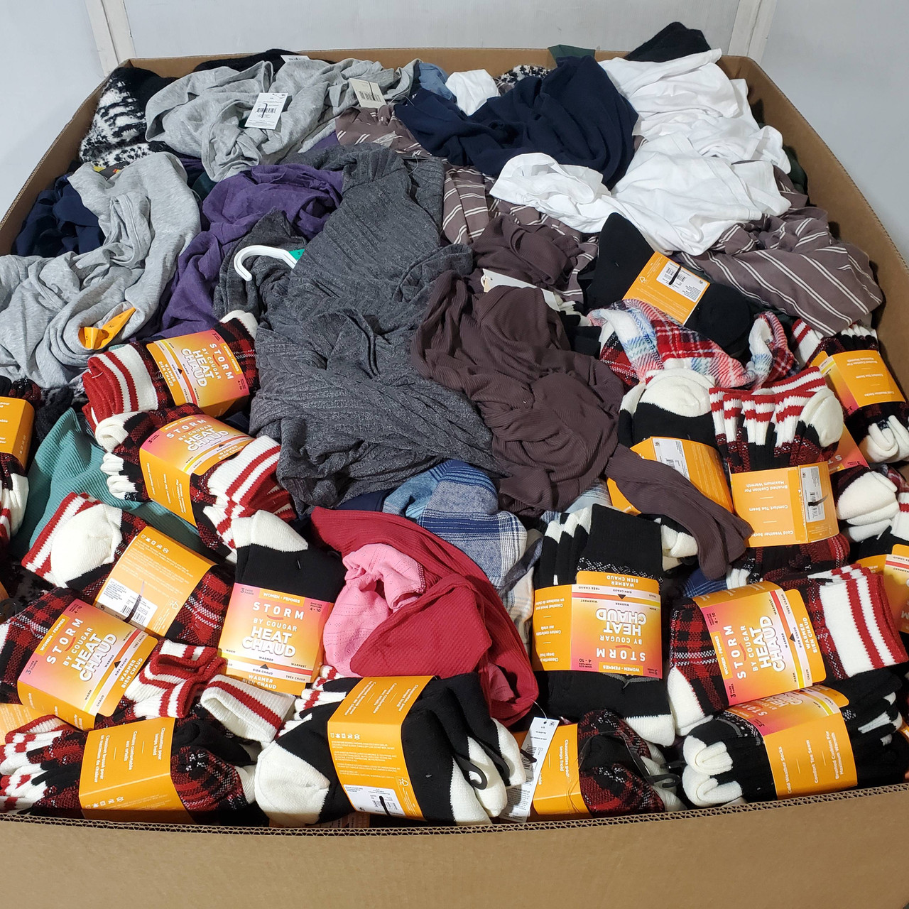 862 units of Clothing & Accessories - MSRP $10,233 - Returns (Lot # 971410)