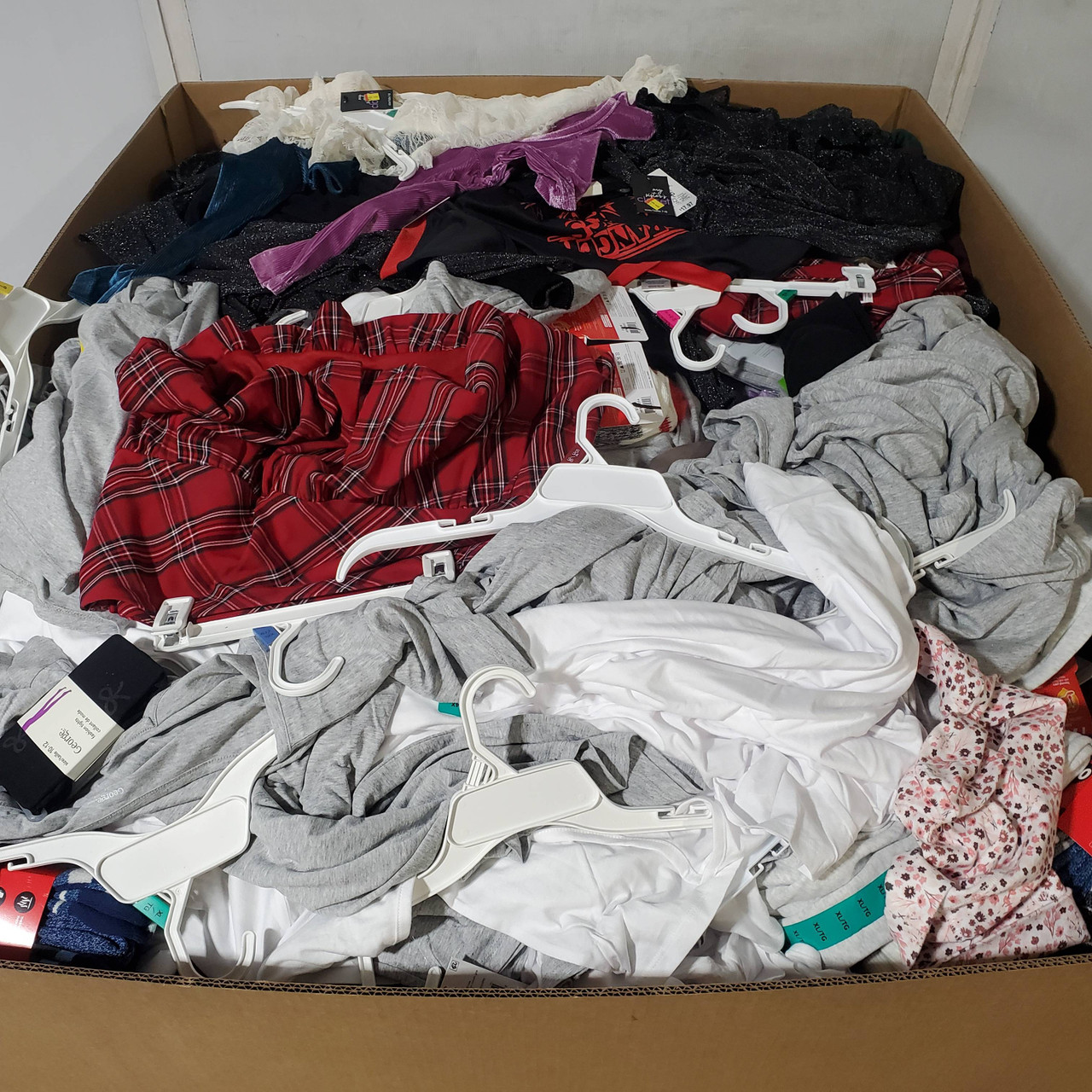 740 units of Clothing & Accessories - MSRP $9,570 - Returns (Lot # 971910)