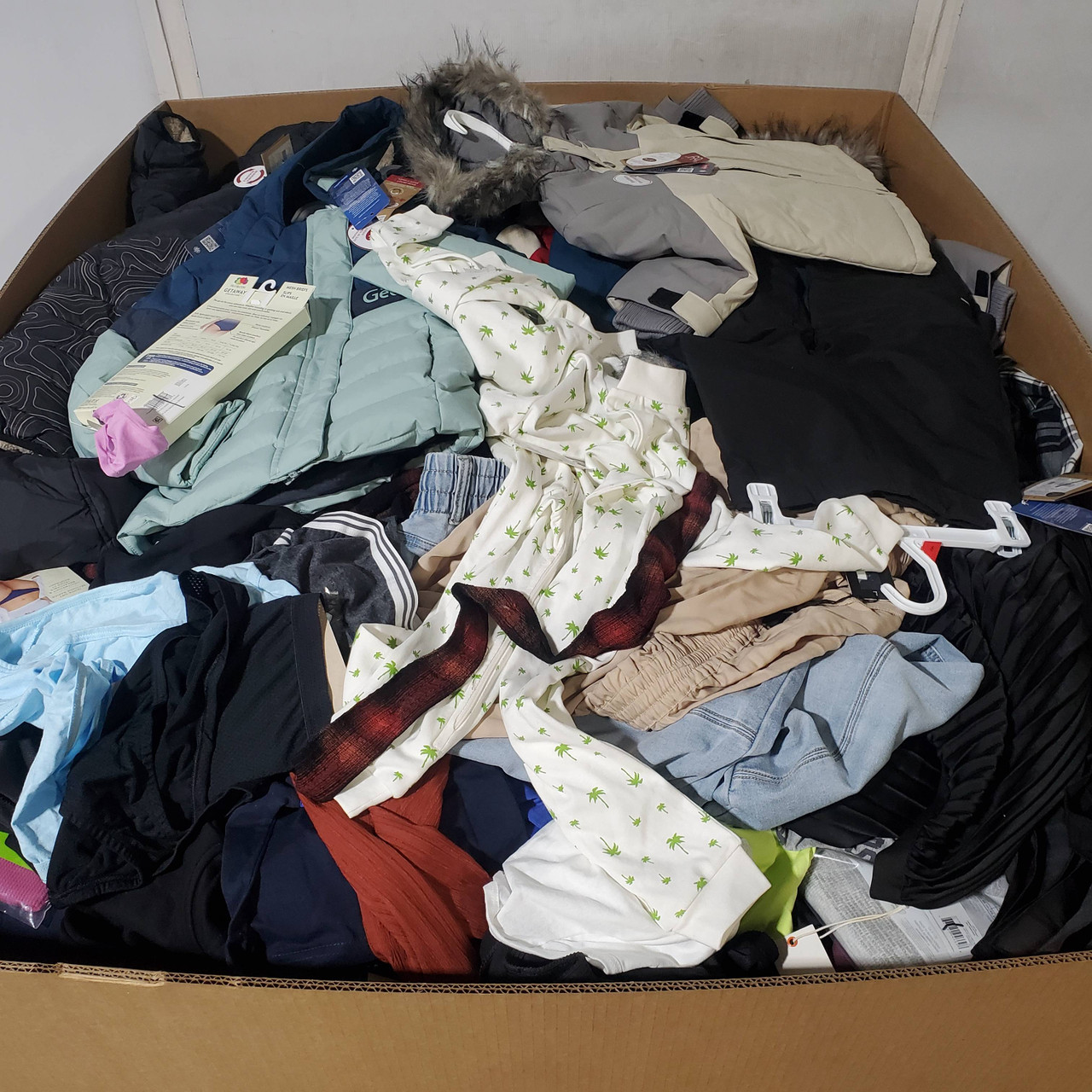 849 units of Clothing & Accessories - MSRP $11,099 - Returns (Lot # 972109)