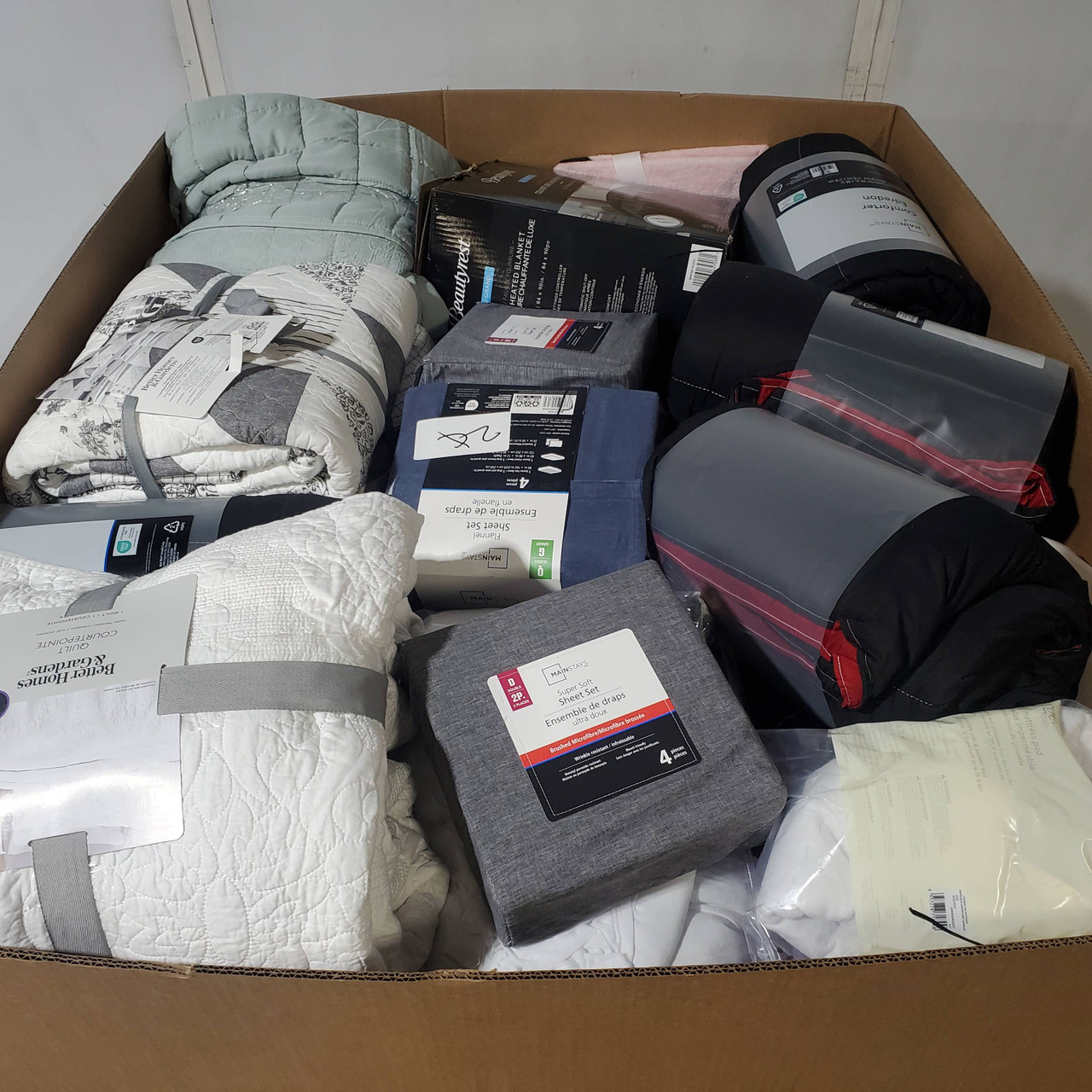 71 units of Bedding - MSRP $2,325 - Returns (Lot # 971916)