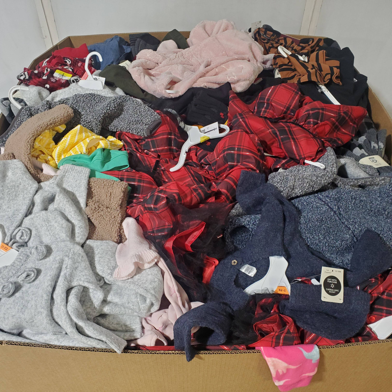 1057 units of Clothing & Accessories - MSRP $9,460 - Returns (Lot # 972611)