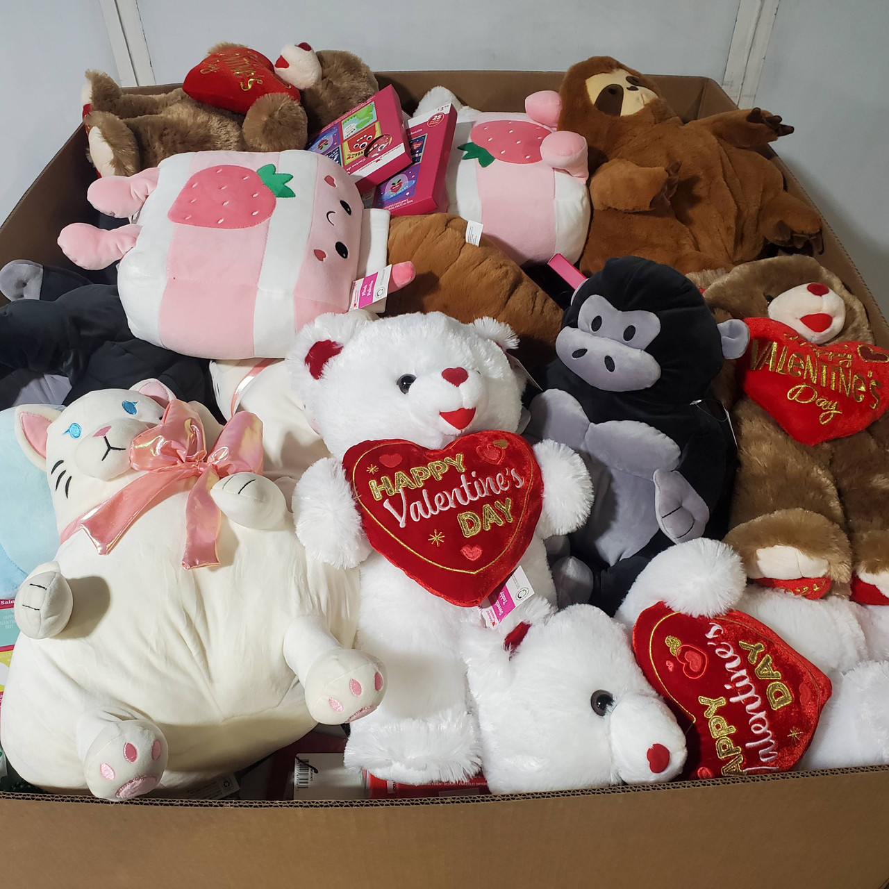 1241 units of Holidays & Party - MSRP $5,181 - Returns (Lot # 971903)