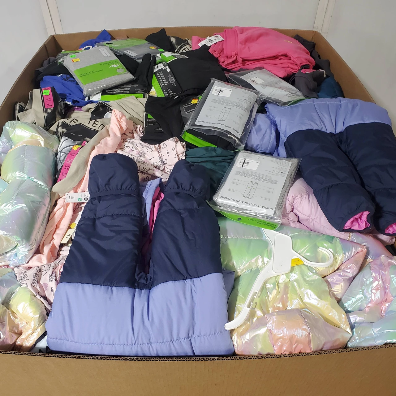 678 units of Clothing & Accessories - MSRP $9,984 - Returns (Lot # 972205)